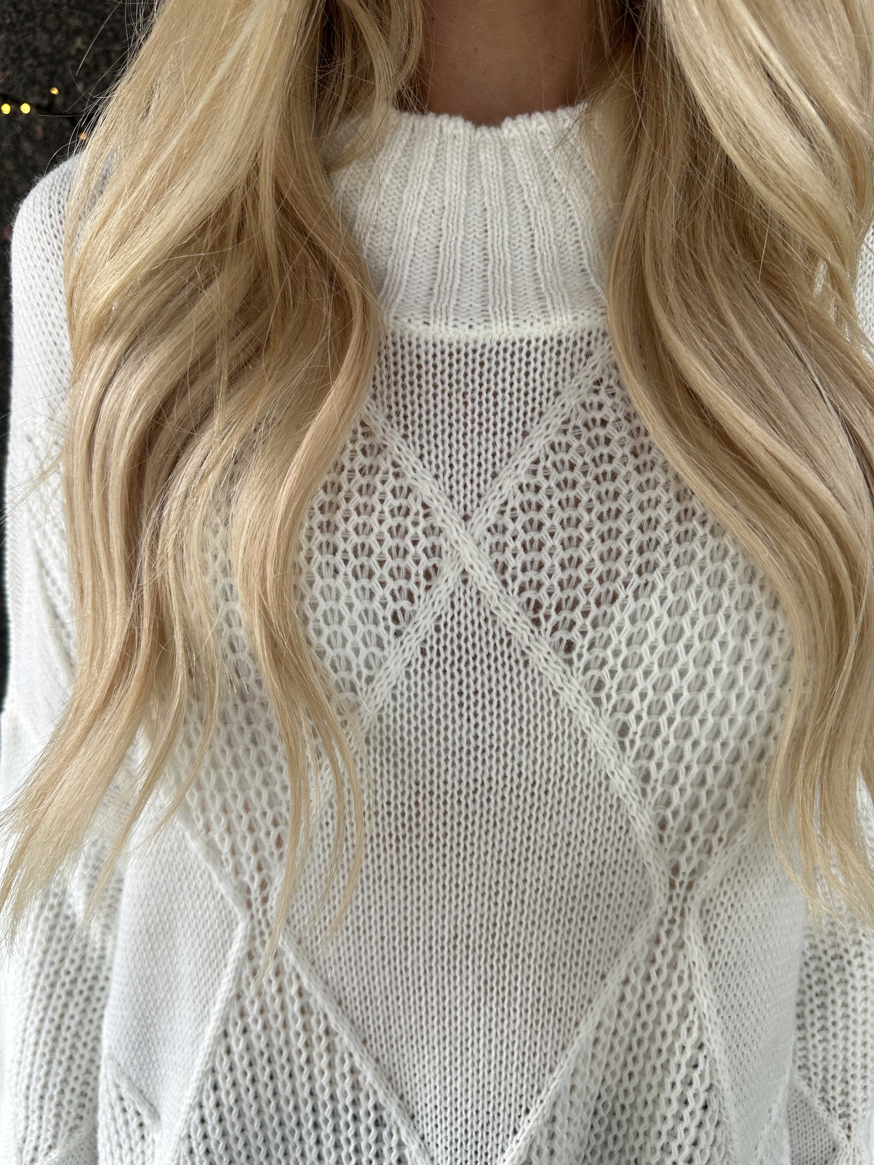 Garaldine - Strikkjole med strikket mønster og turtleneck