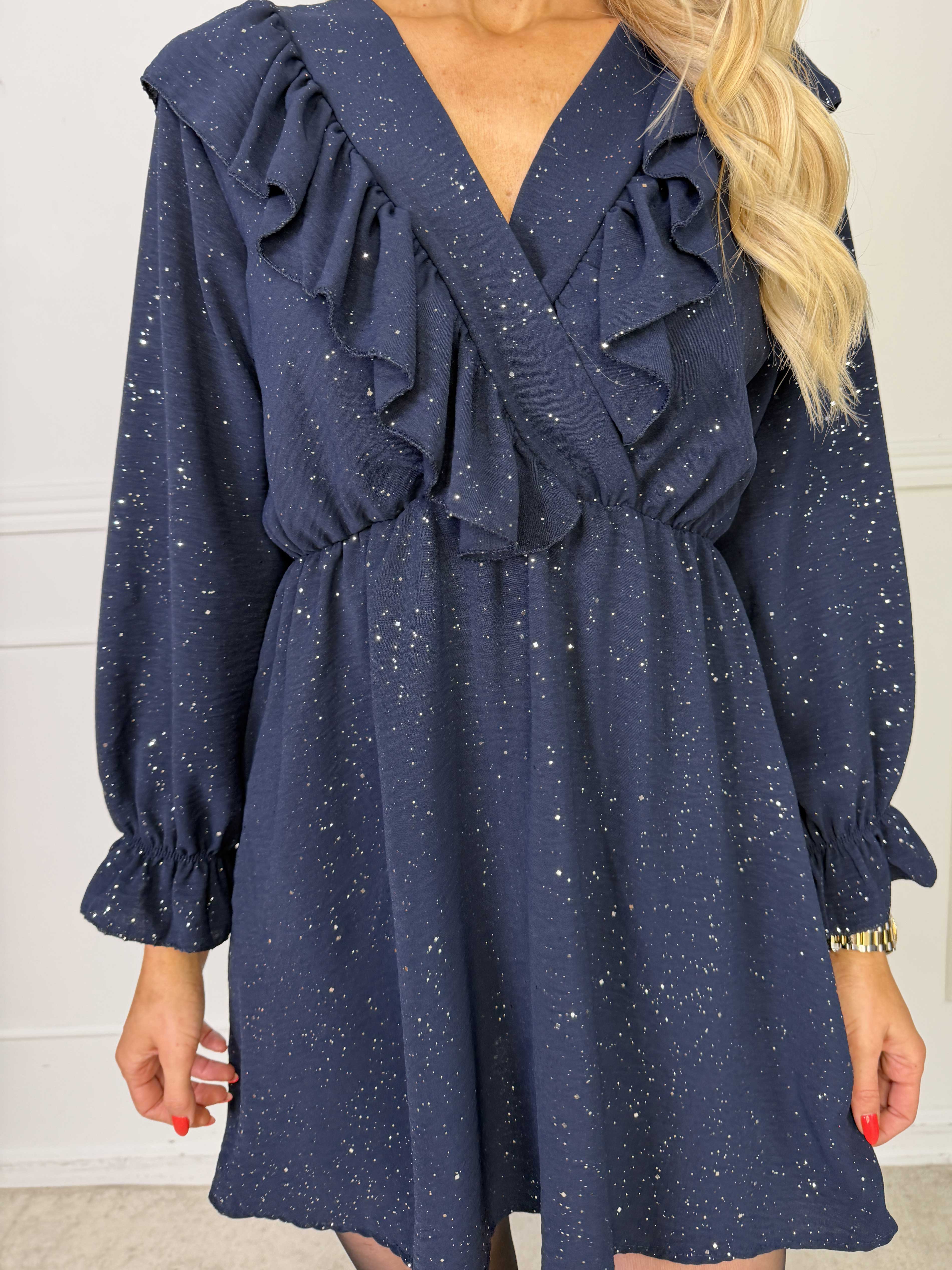 Gavy - Glittrende kjole med flæser