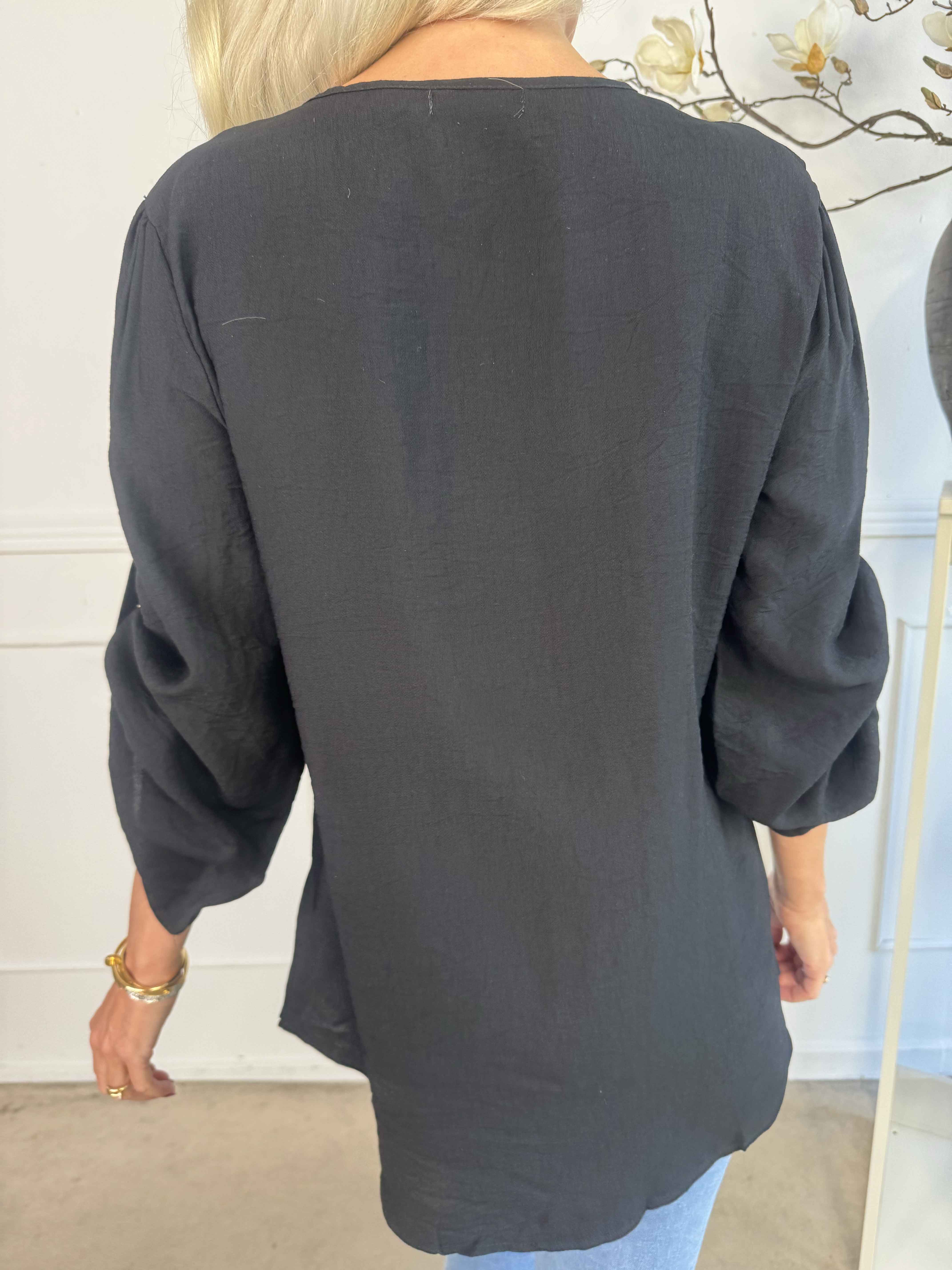 Gina - Bluse i bomuld med detaljeret v-udskæring