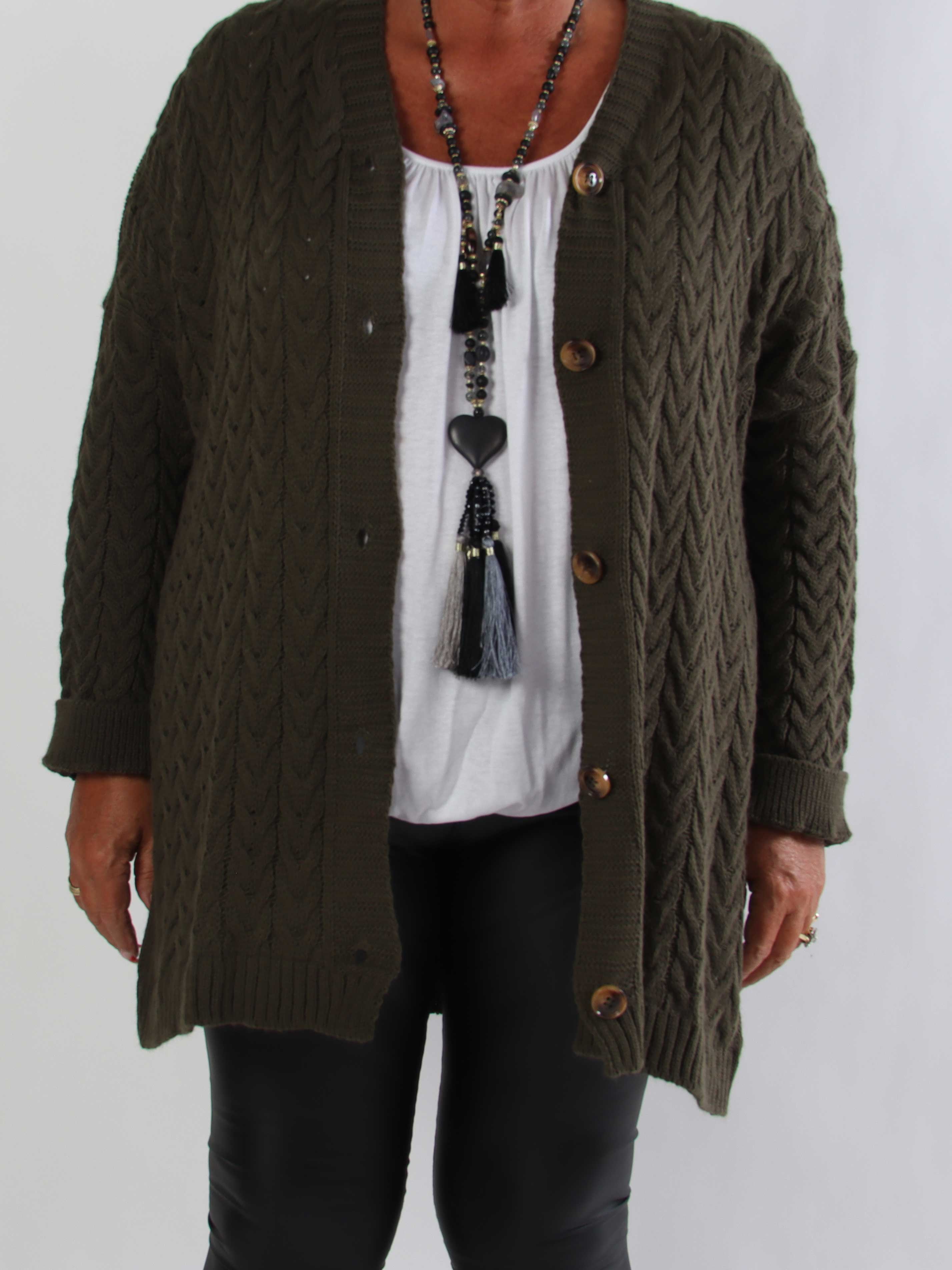Gladys - Plus size strikcardigan i klassisk kabelstrik med fine træknapper