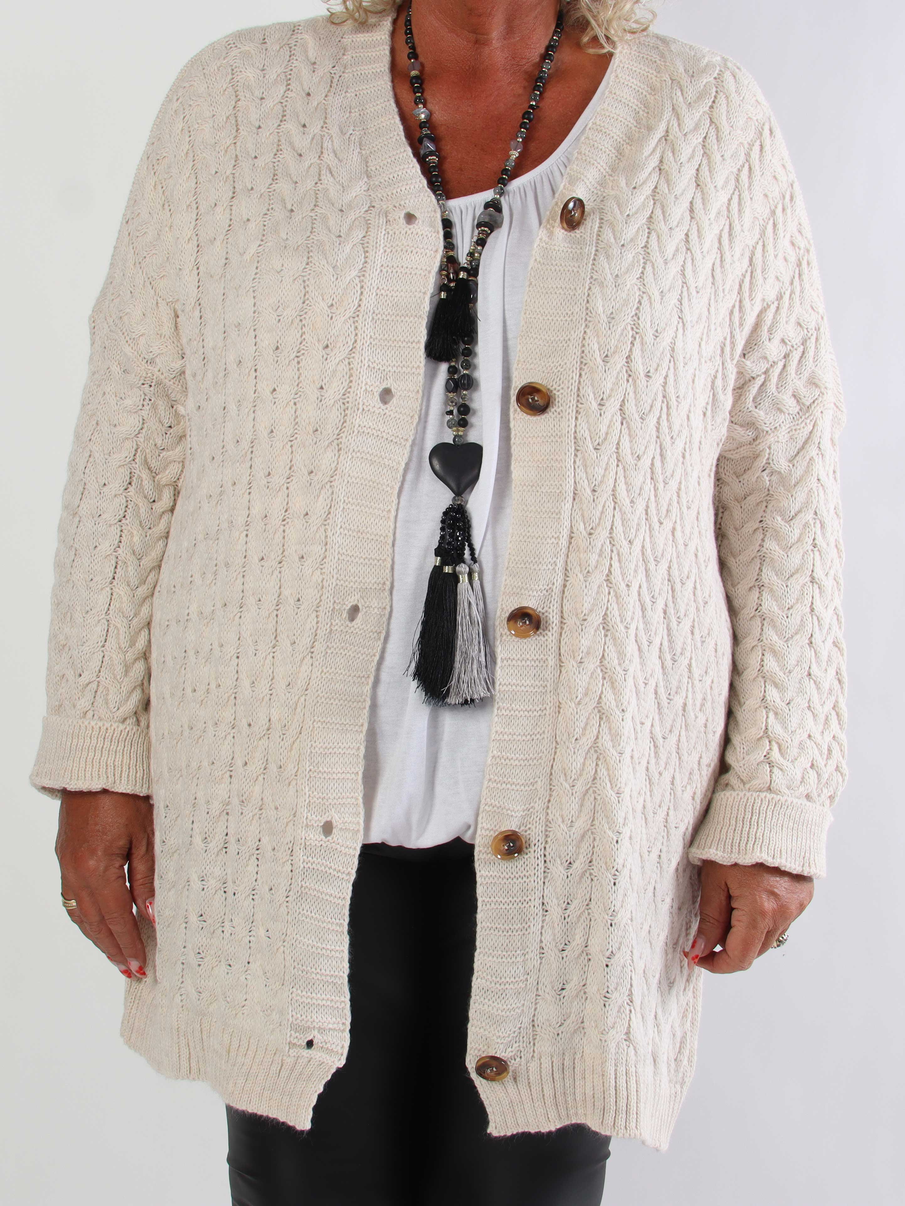 Gladys - Plus size strikcardigan i klassisk kabelstrik med fine træknapper
