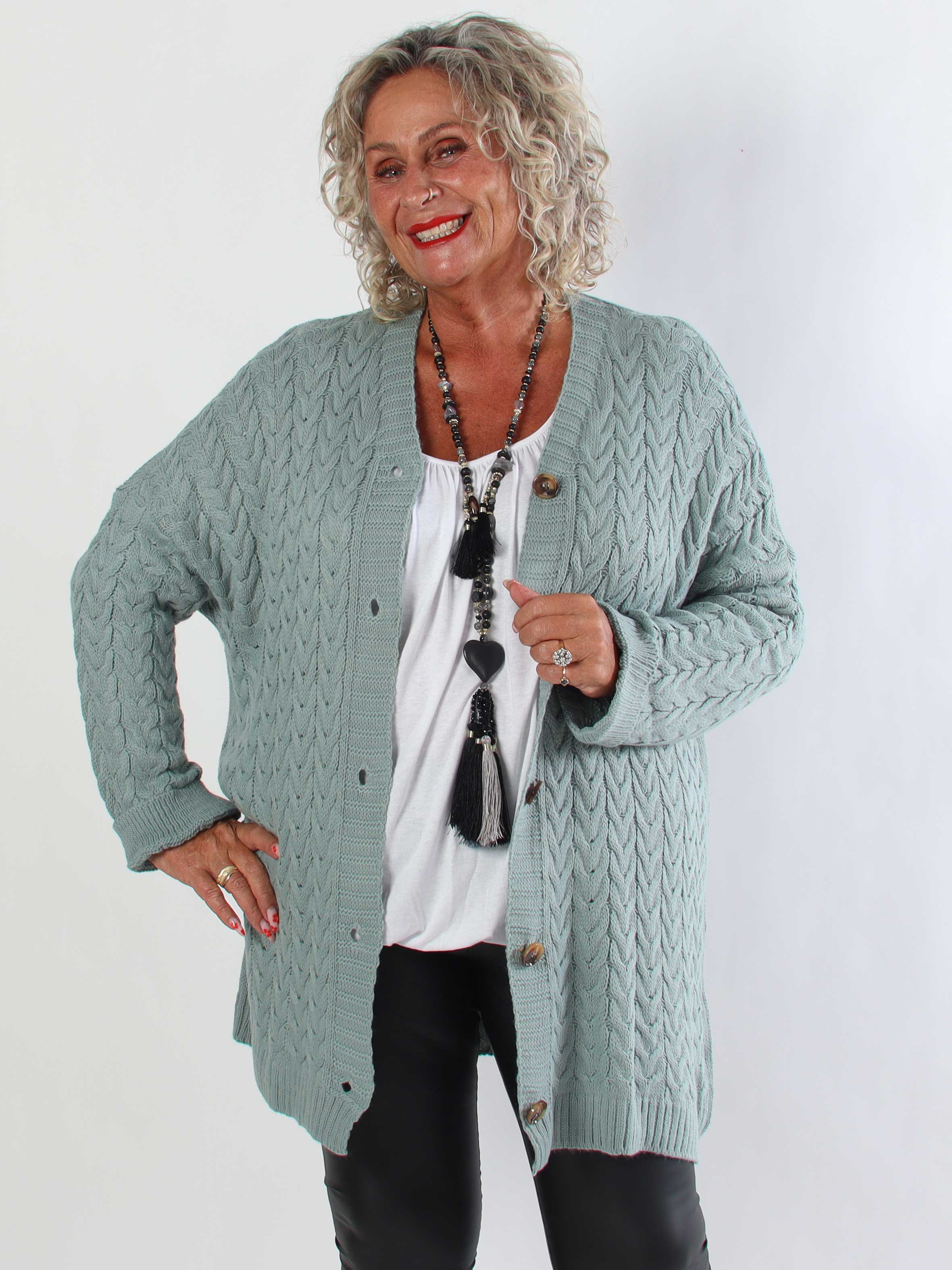 Gladys - Plus size strikcardigan i klassisk kabelstrik med fine træknapper
