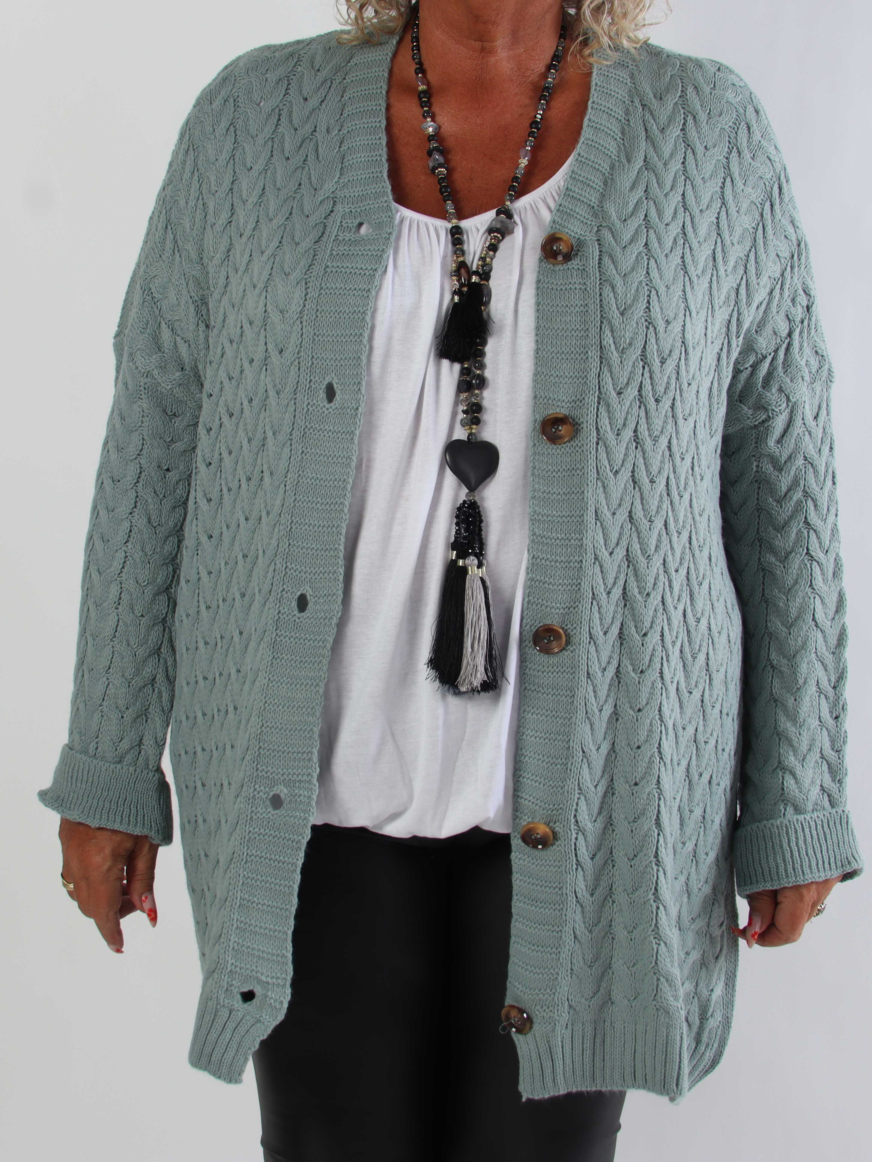 Gladys - Plus size strikcardigan i klassisk kabelstrik med fine træknapper