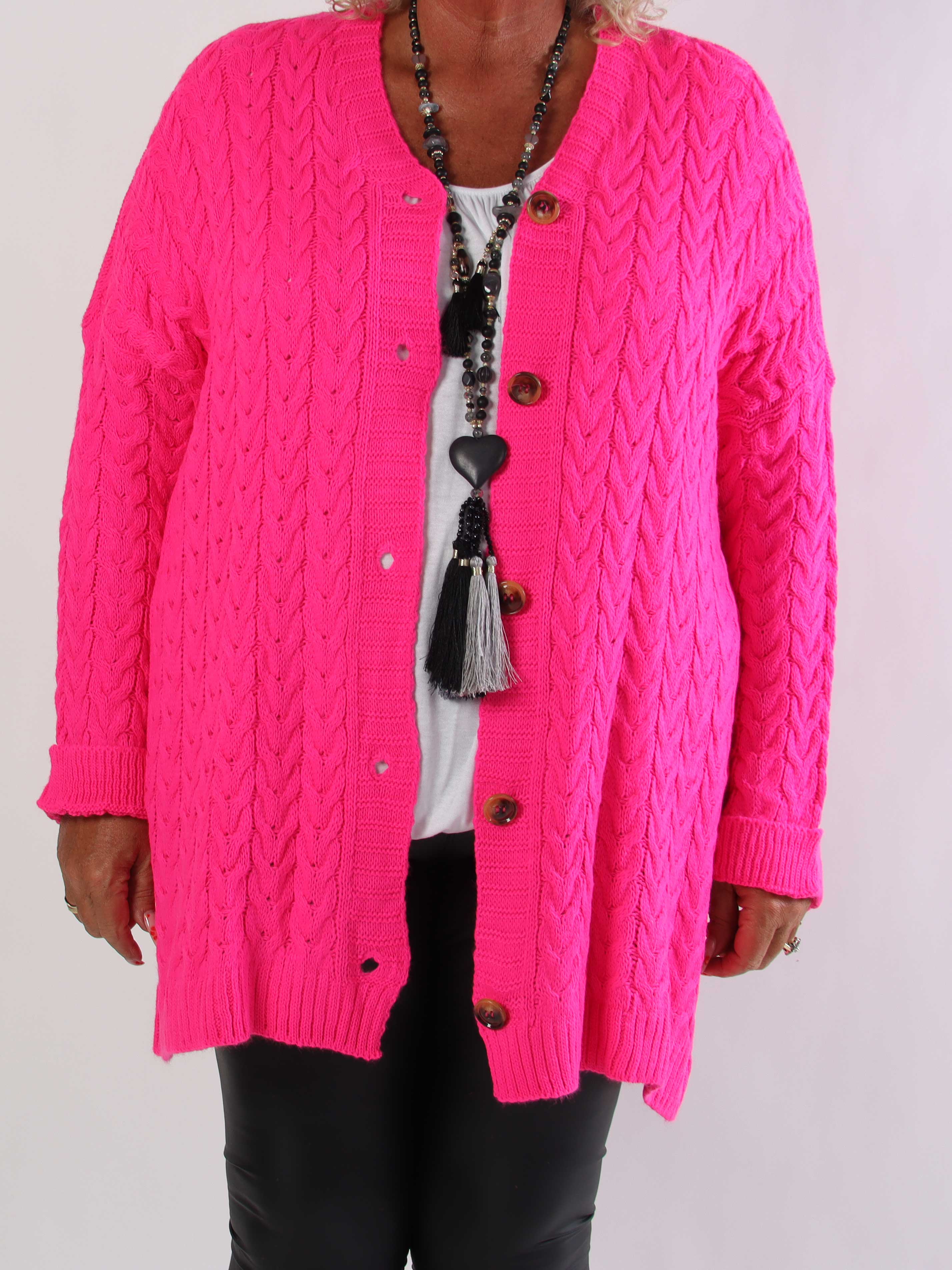 Gladys - Plus size strikcardigan i klassisk kabelstrik med fine træknapper