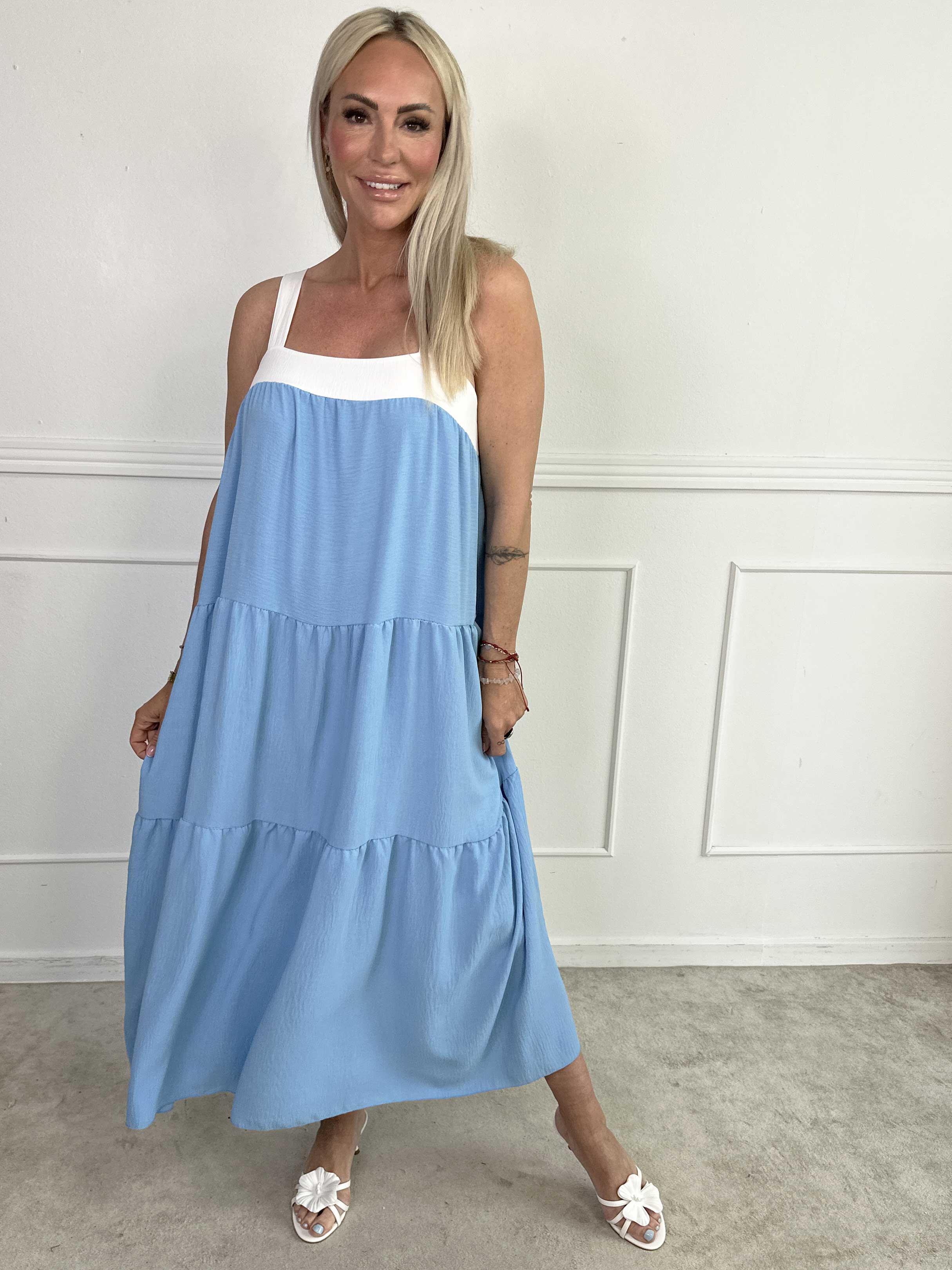 Glenna - Lang lag på lag kjole i viskose med hvide stropper