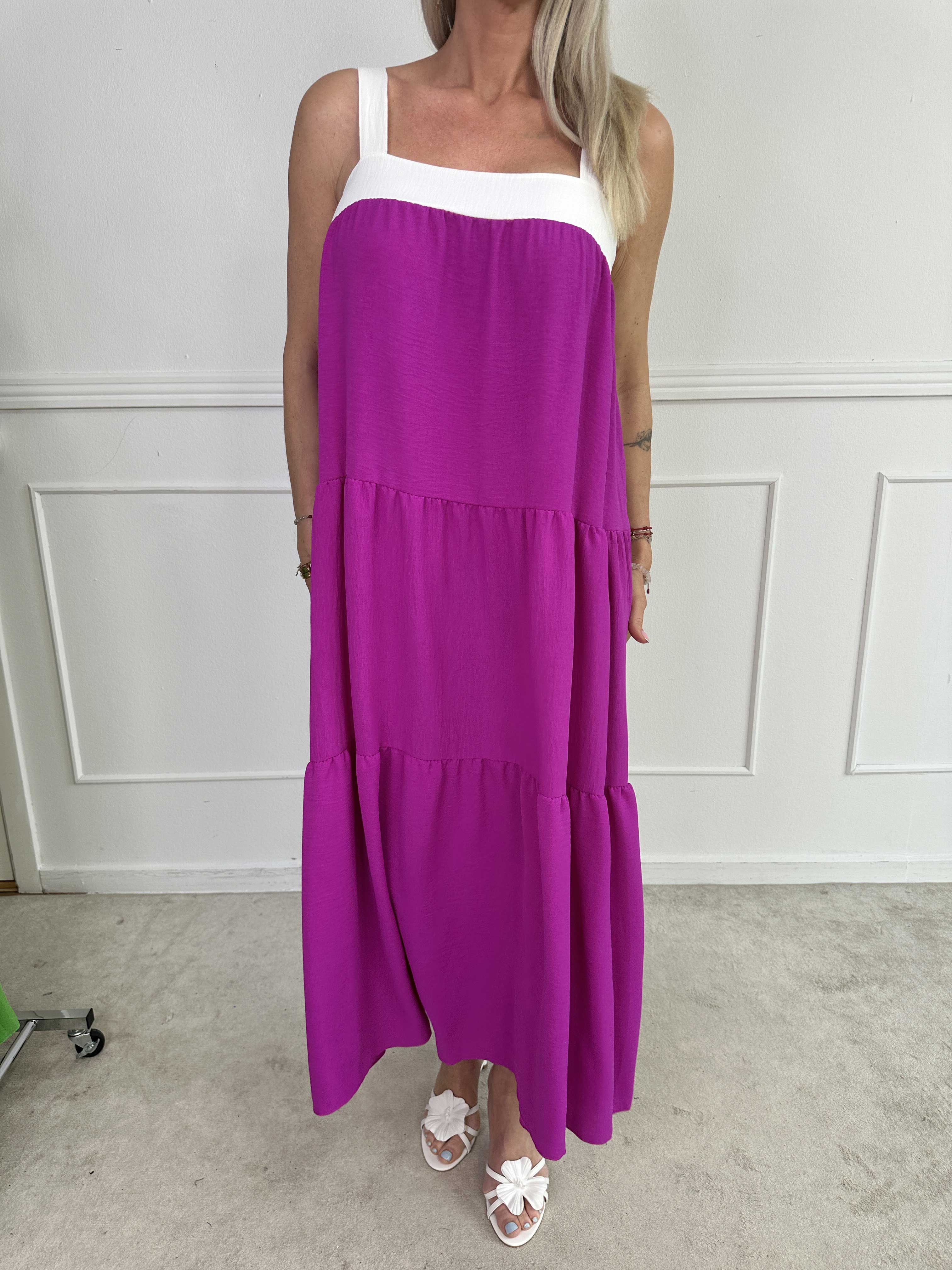 Glenna - Lang lag på lag kjole i viskose med hvide stropper