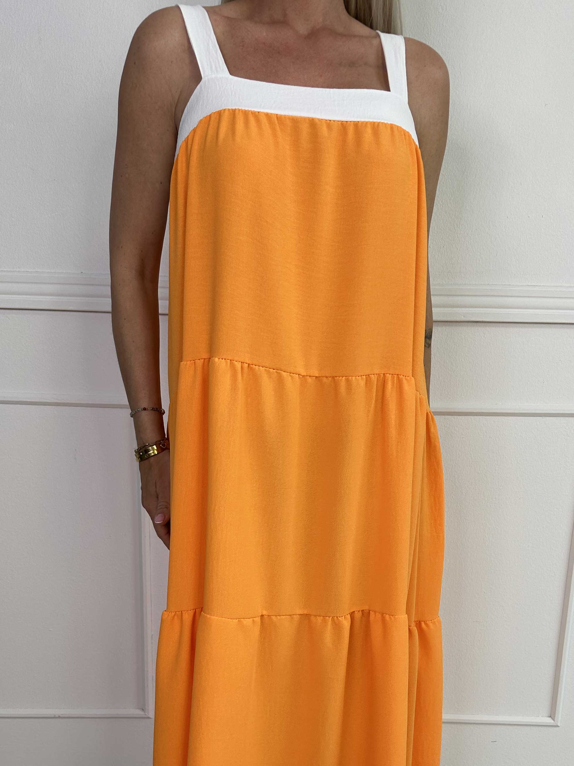 Glenna - Lang lag på lag kjole i viskose med hvide stropper