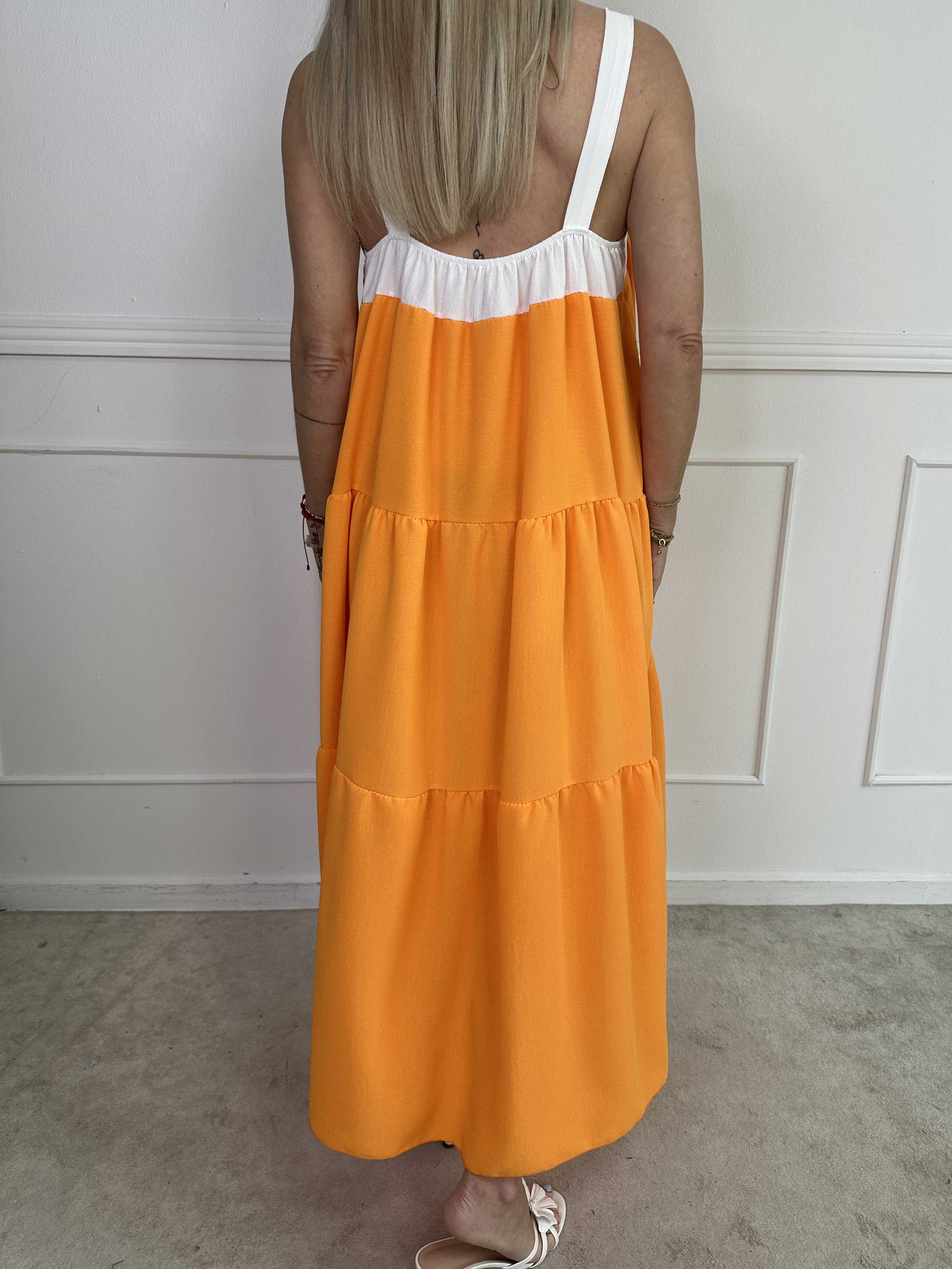 Glenna - Lang lag på lag kjole i viskose med hvide stropper