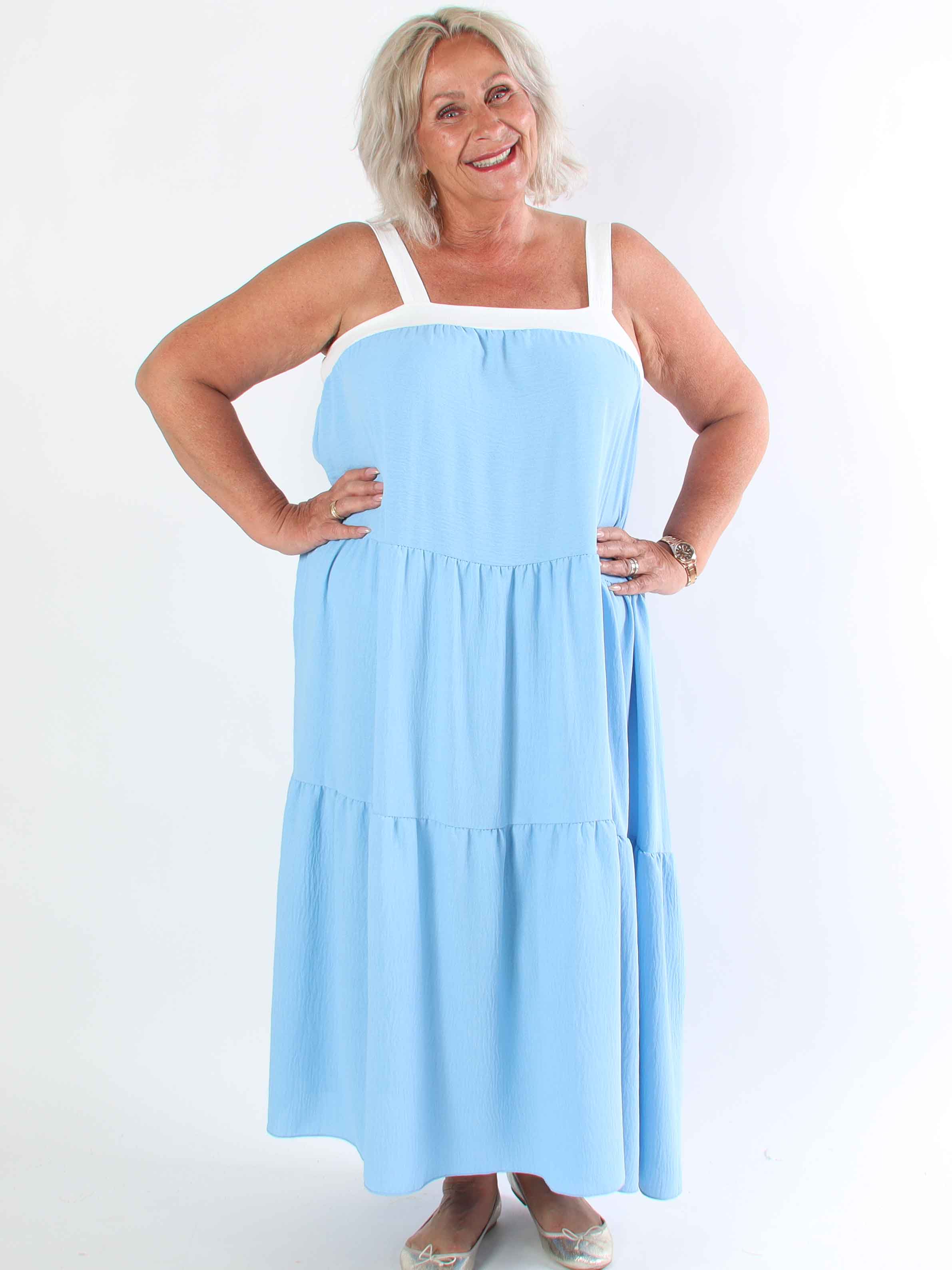 Glenna - Lang plus size kjole i viskose med hvide stropper