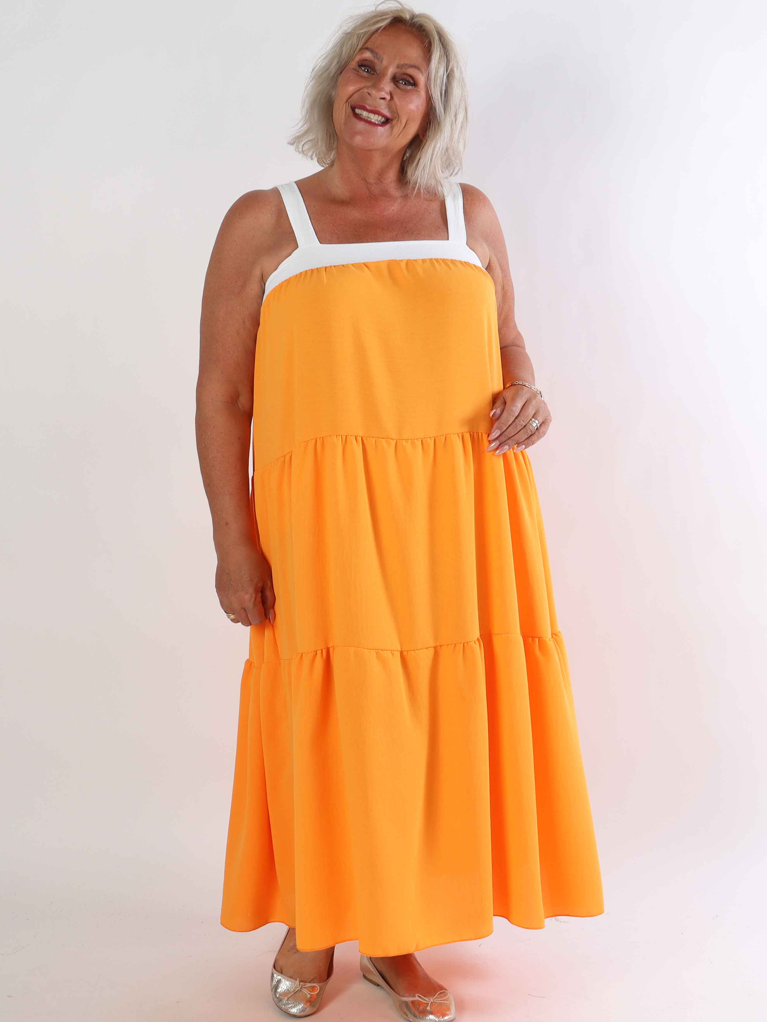 Glenna - Lang plus size kjole i viskose med hvide stropper