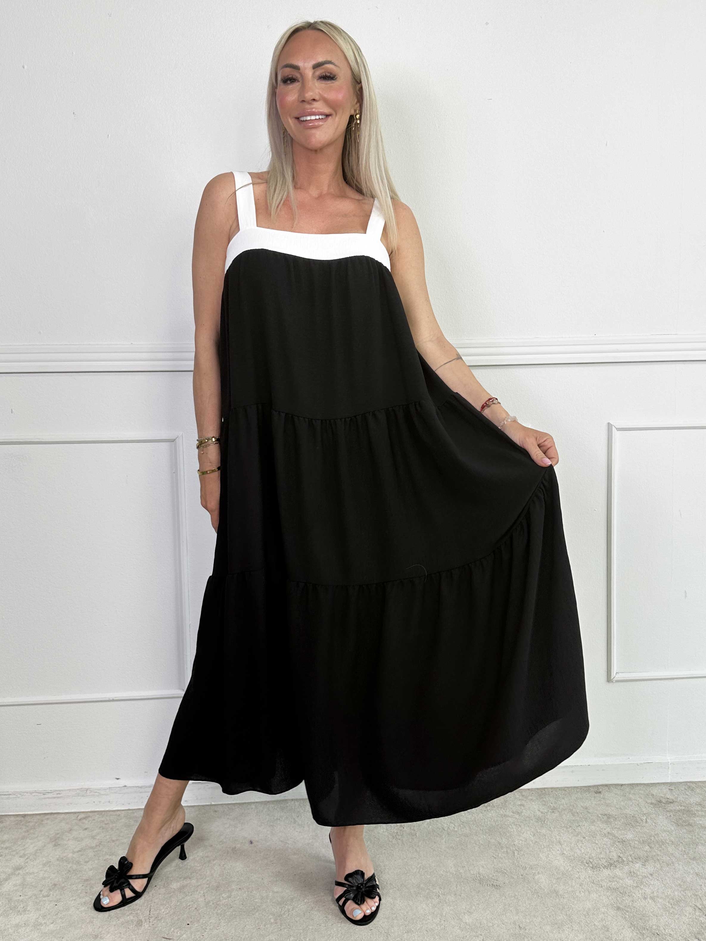 Glenna - Lang lag på lag kjole i viskose med hvide stropper