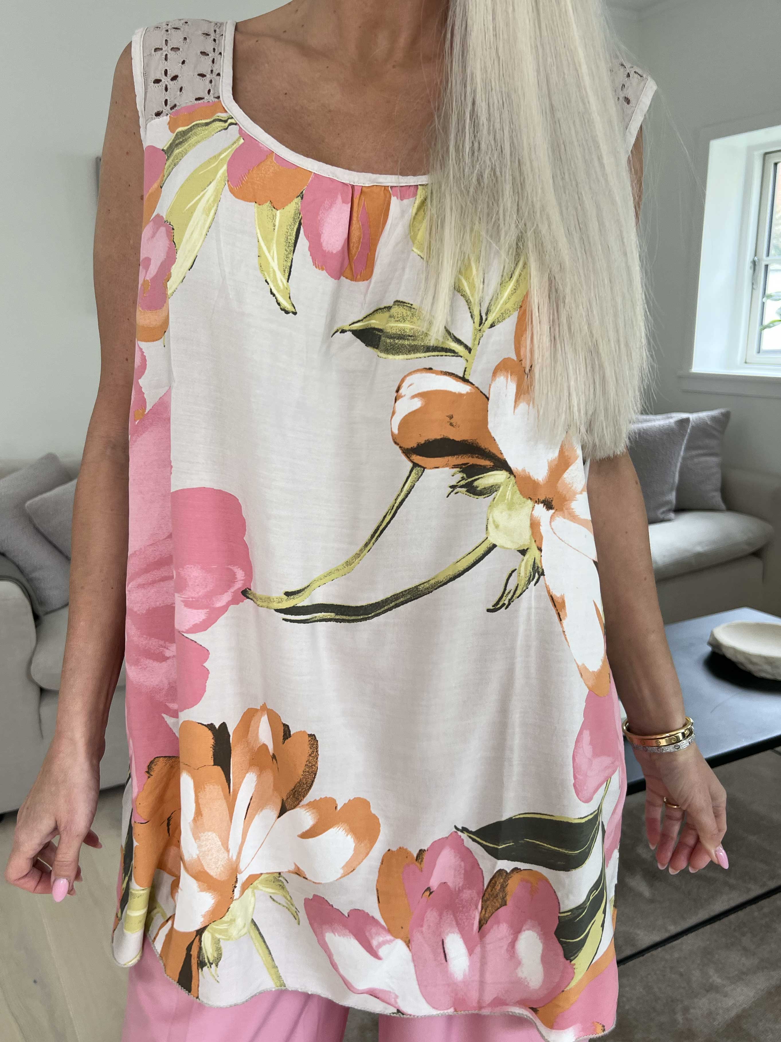 Goria - Sød blomstret top i let viskose stof