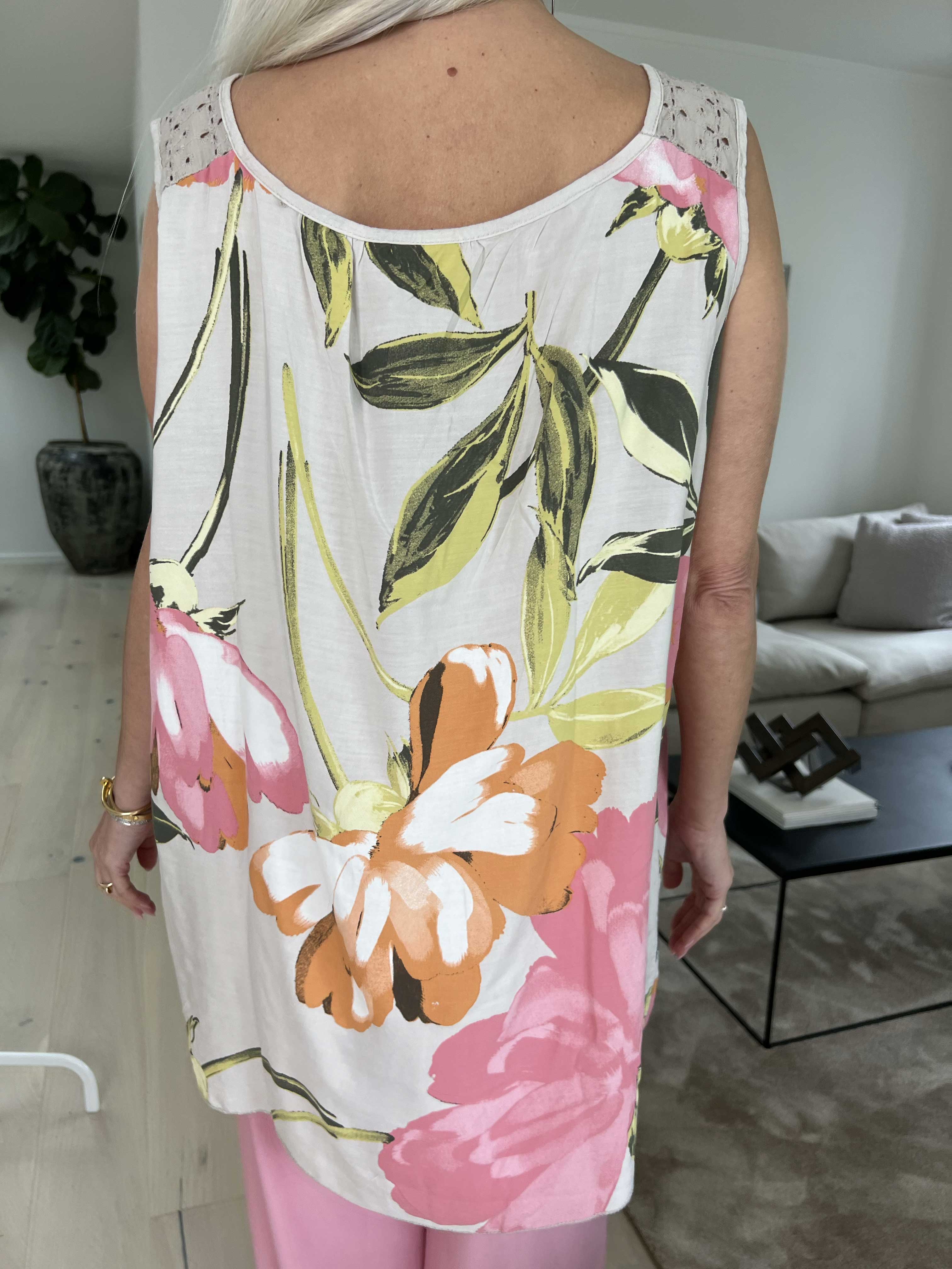 Goria - Sød blomstret top i let viskose stof