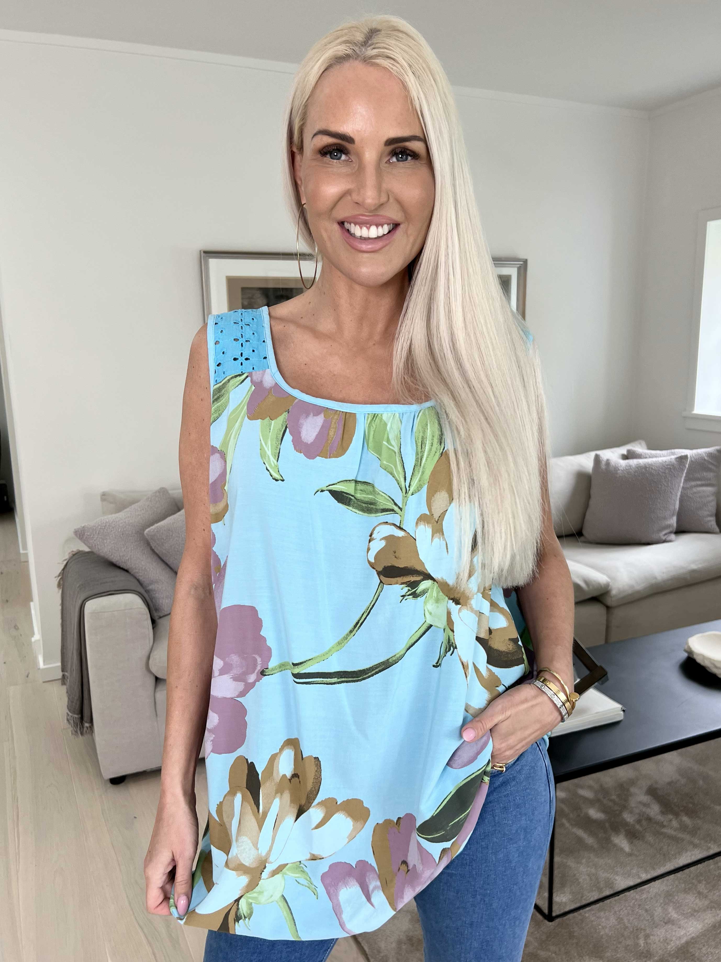 Goria - Sød blomstret top i let viskose stof