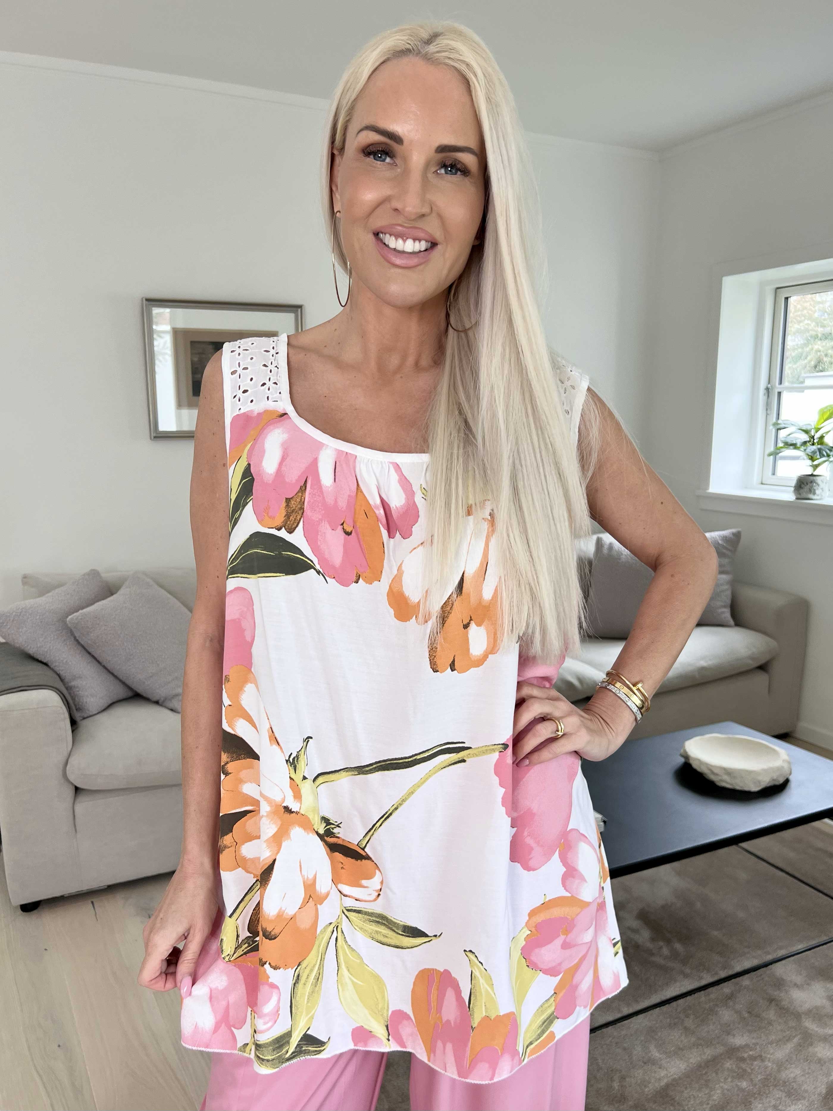 Goria - Sød blomstret top i let viskose stof