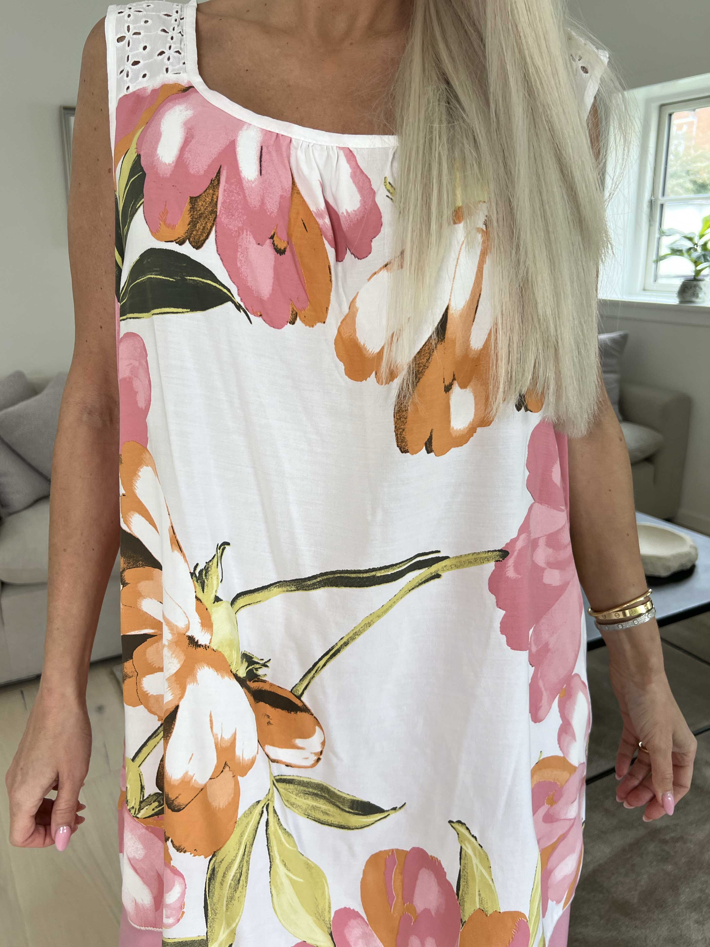 Goria - Sød blomstret top i let viskose stof