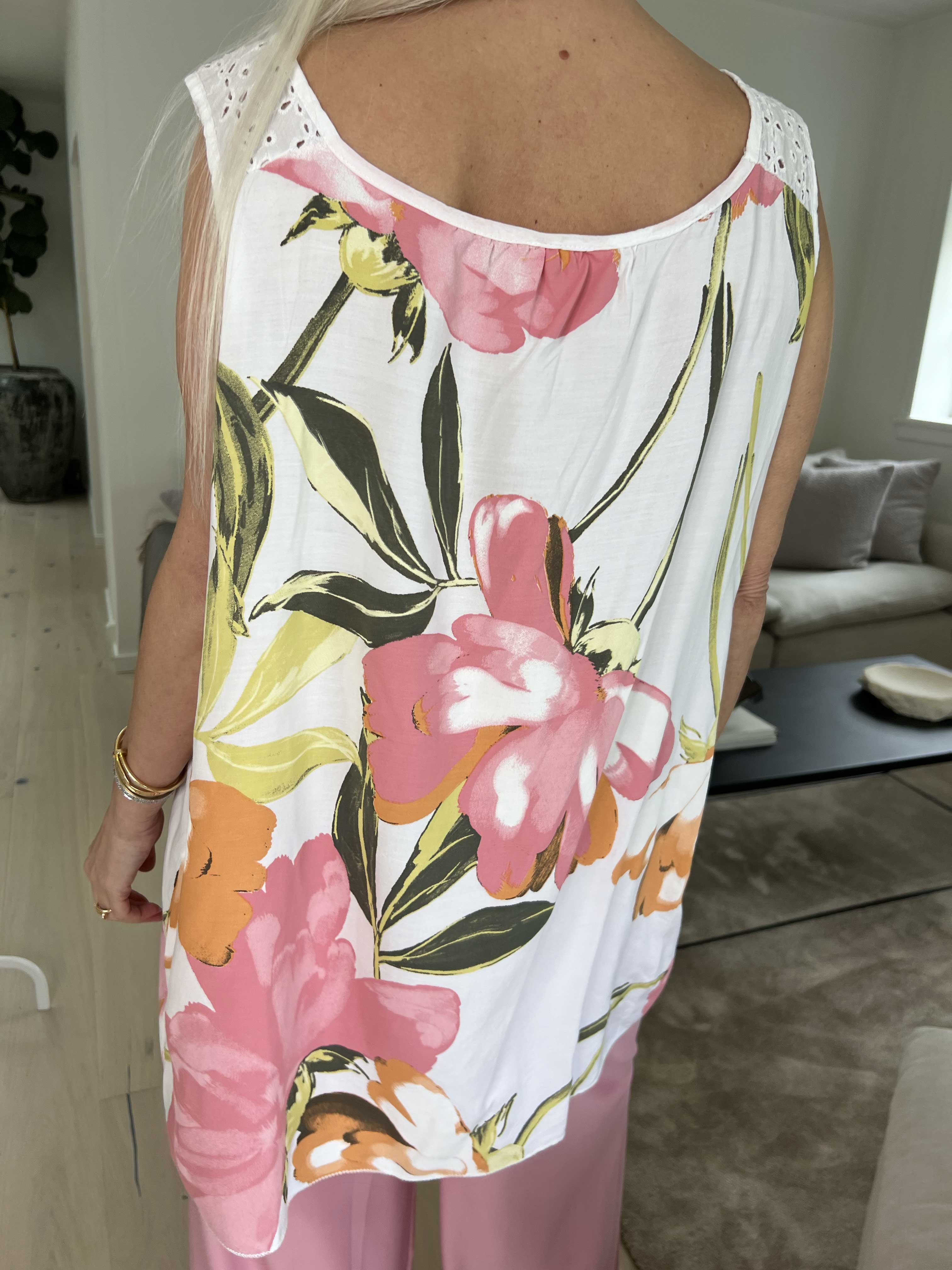 Goria - Sød blomstret top i let viskose stof