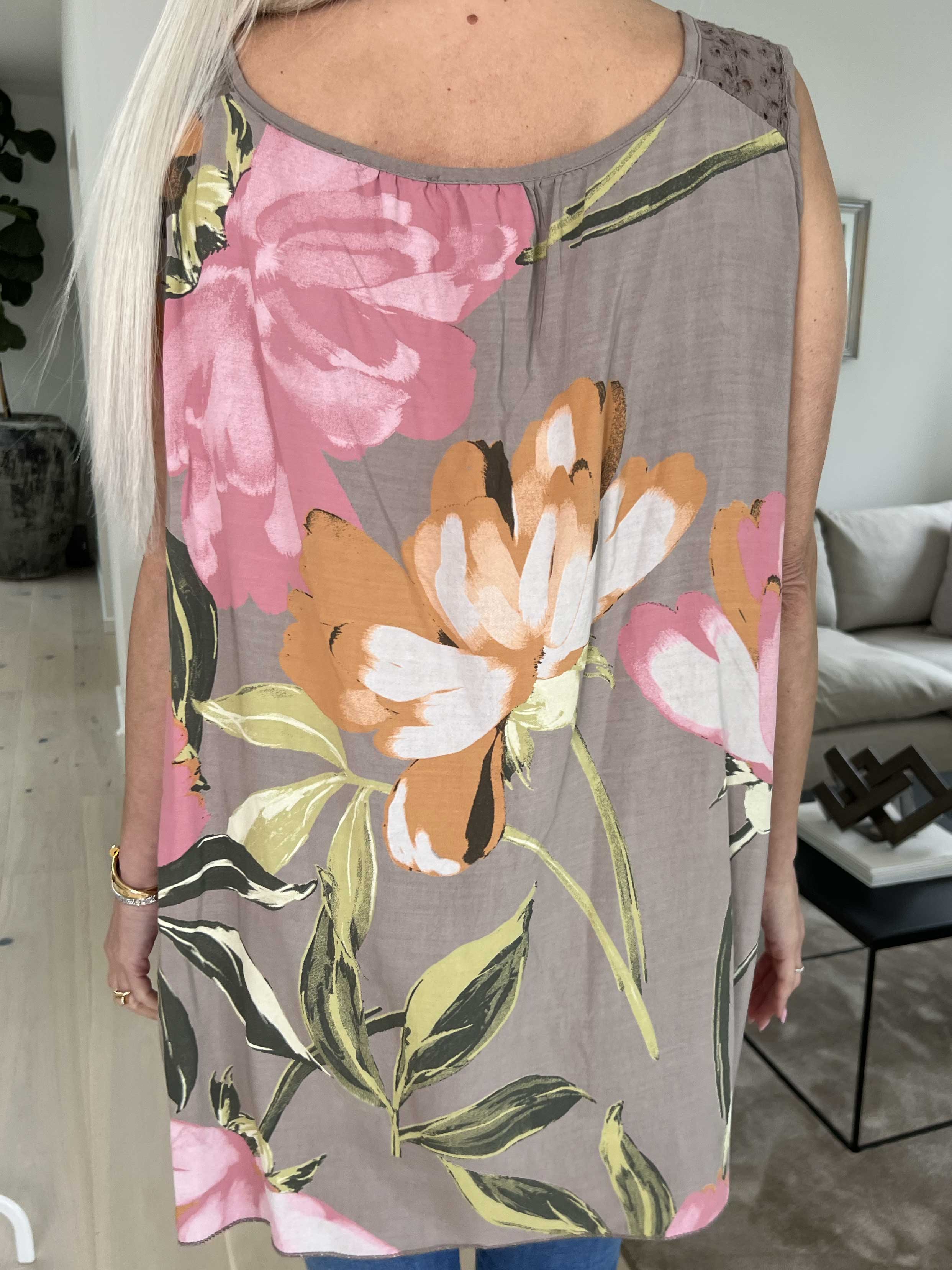 Goria - Sød blomstret top i let viskose stof