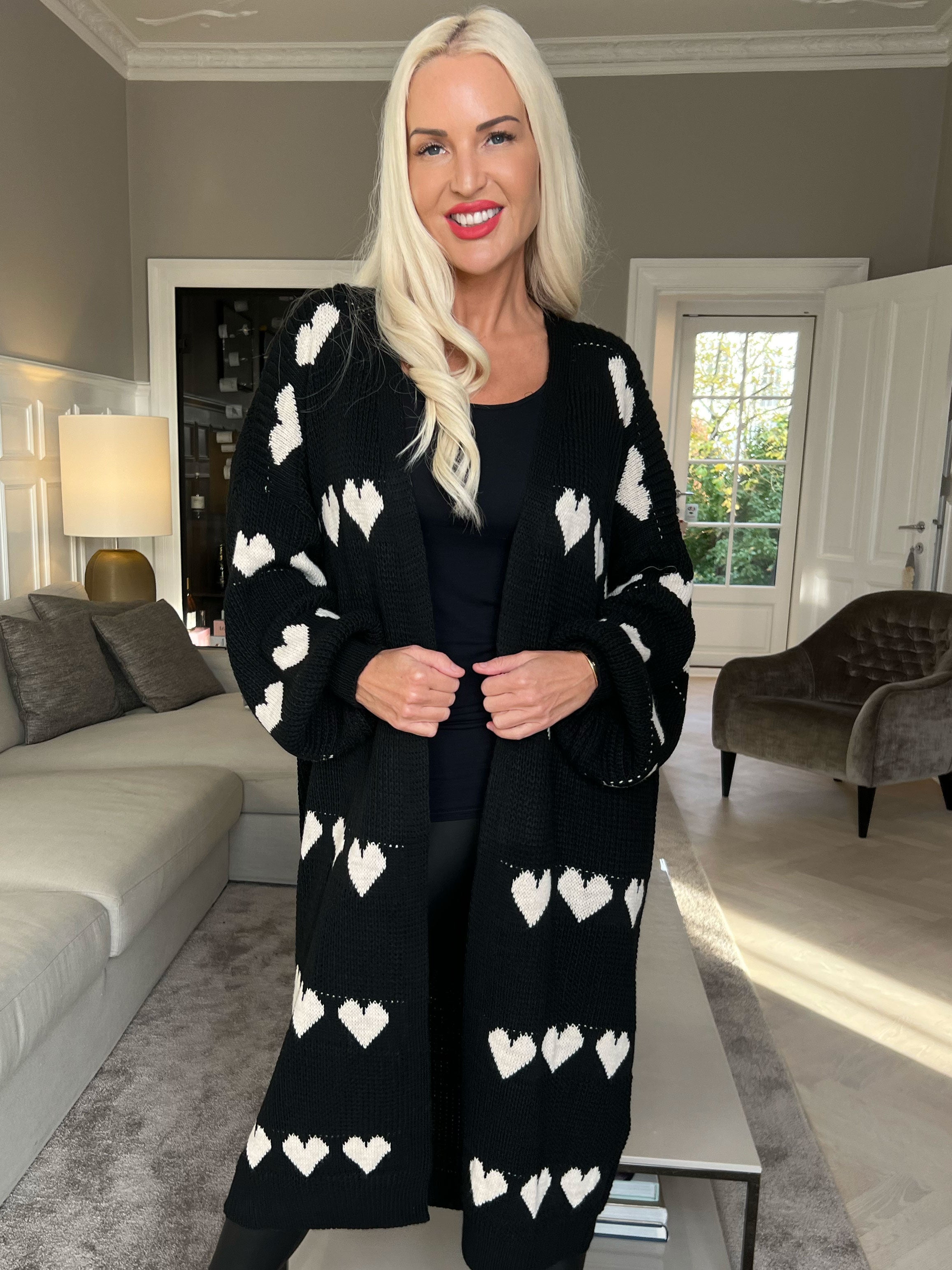 Grace - Lang strikcardigan med hjerter og ballonærmer