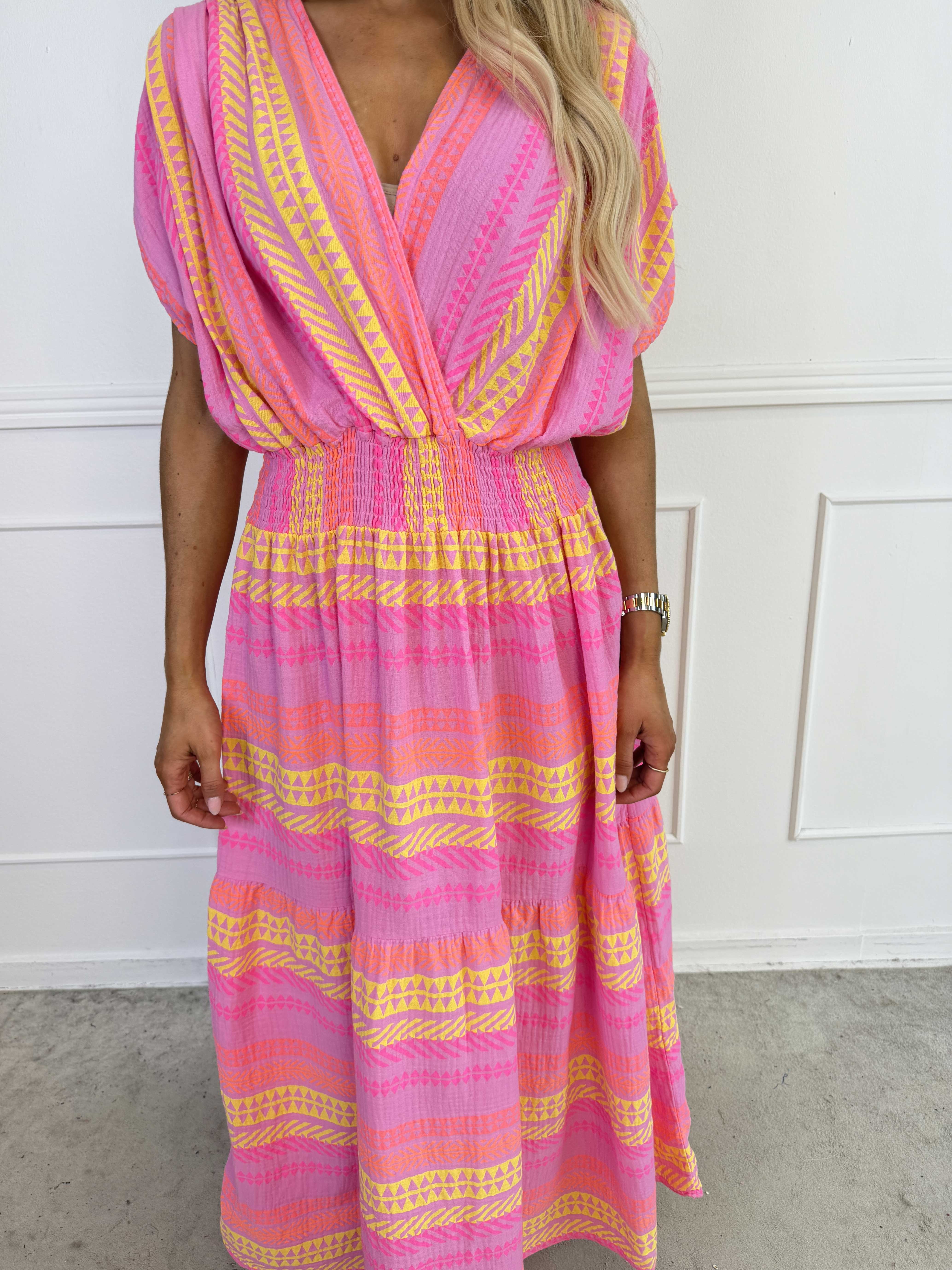 Hanine - Plus size kjole i blød musselin-bomuld med smukt farverigt mønster