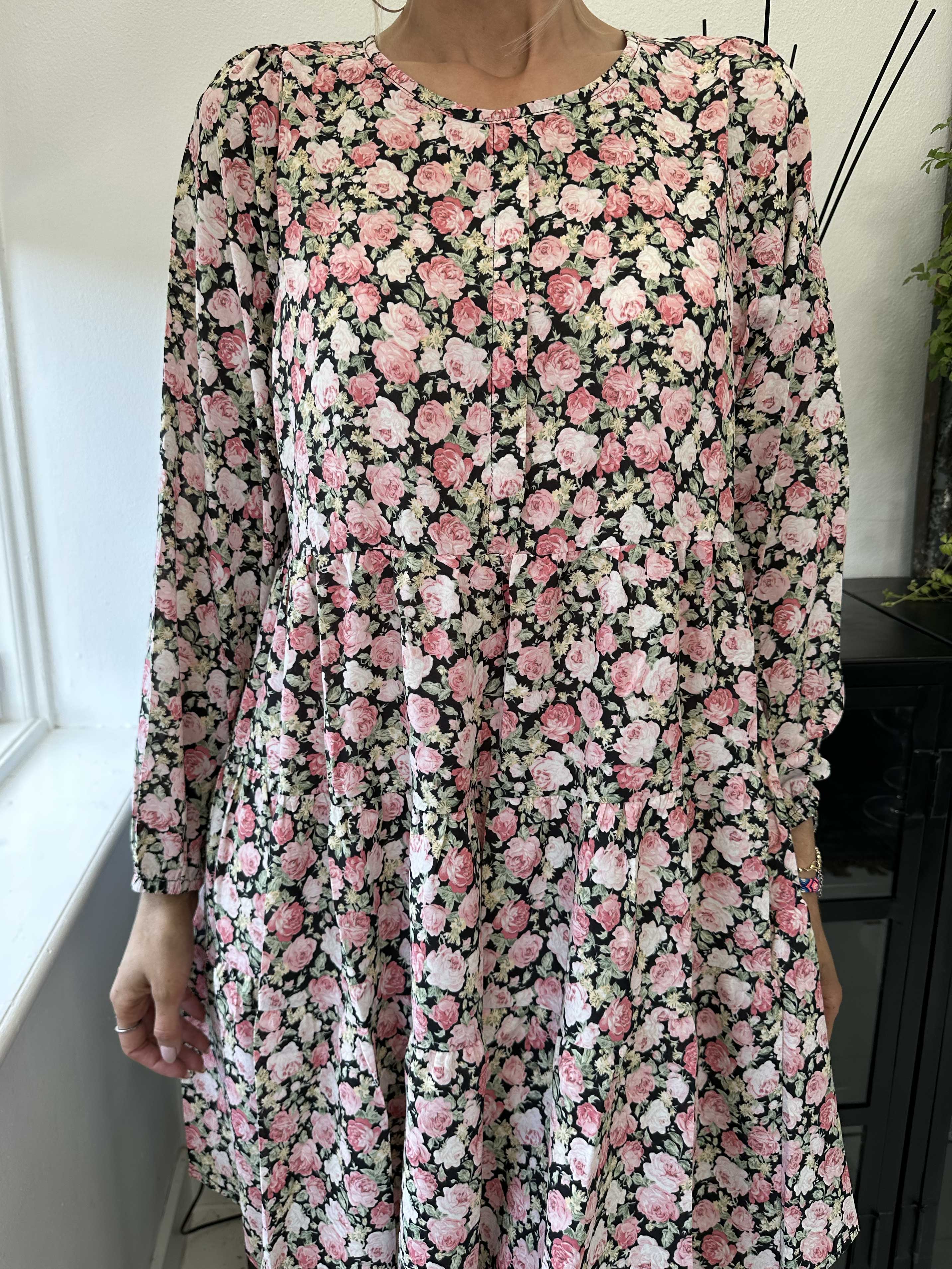 Hannah - Sød blomstret kjole med lag på lag look