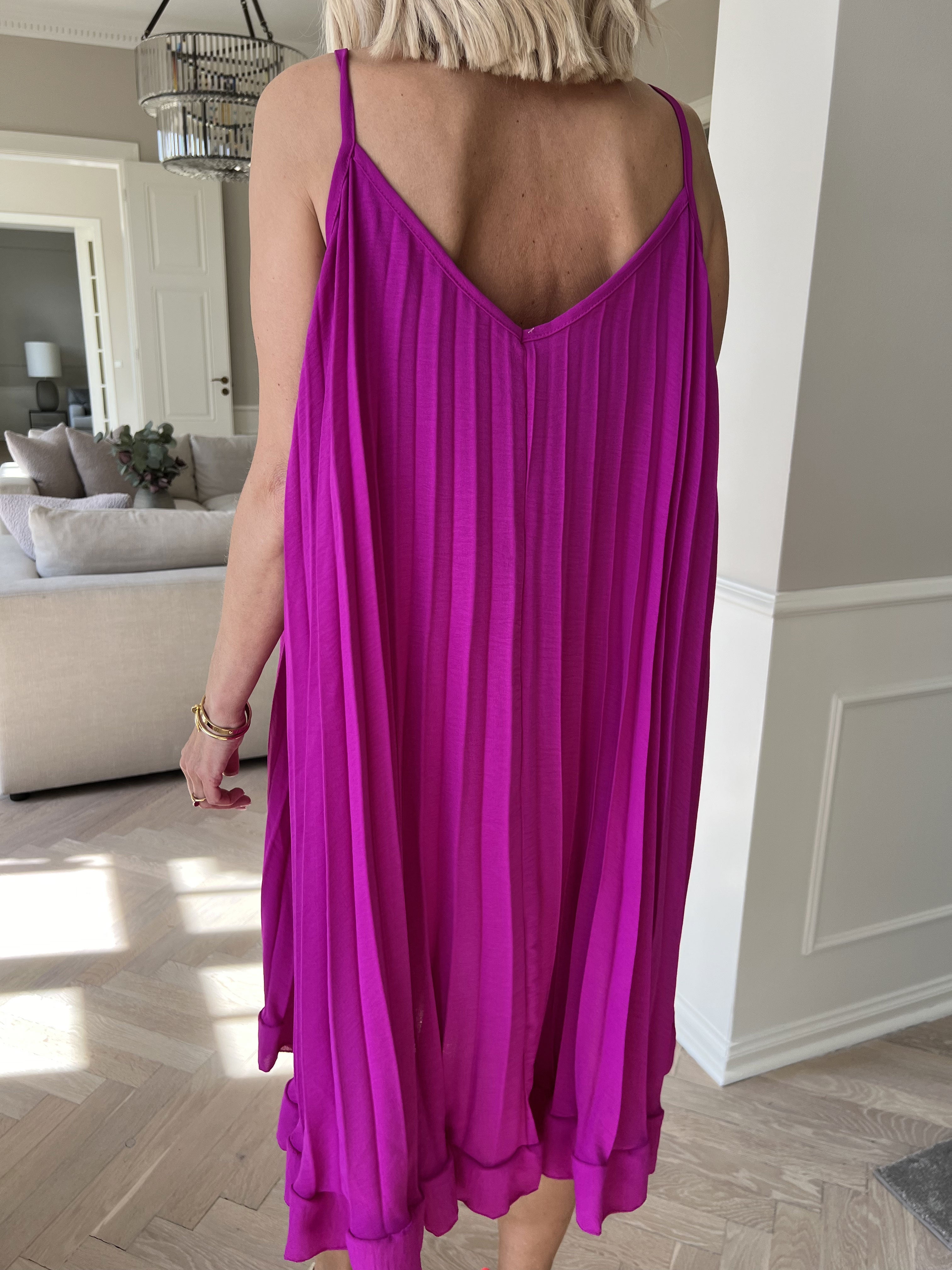 Harper - Plisseret viskose stropkjole i a-facon