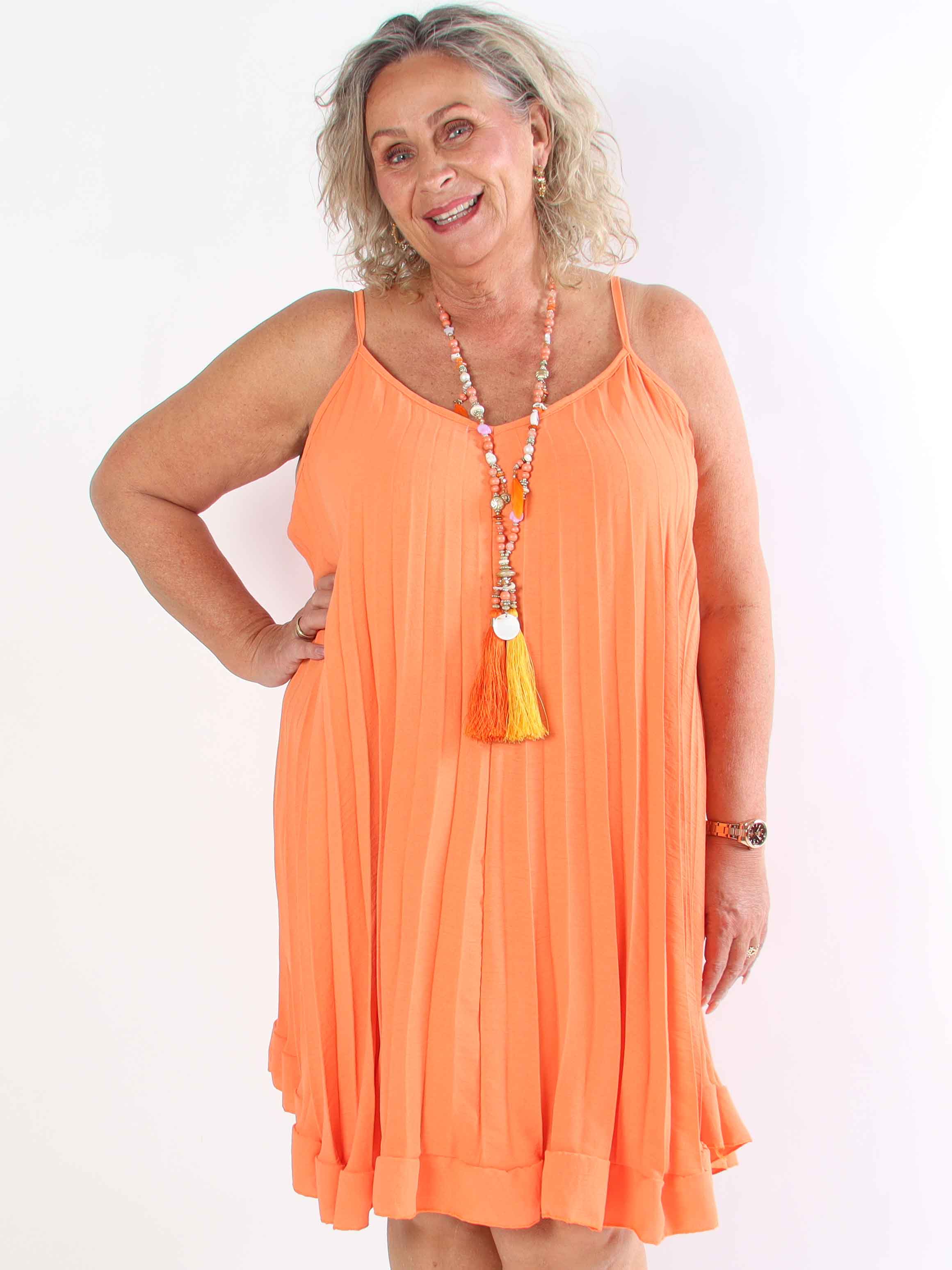 Harper - Plisseret viskose plus size stropkjole i a-facon