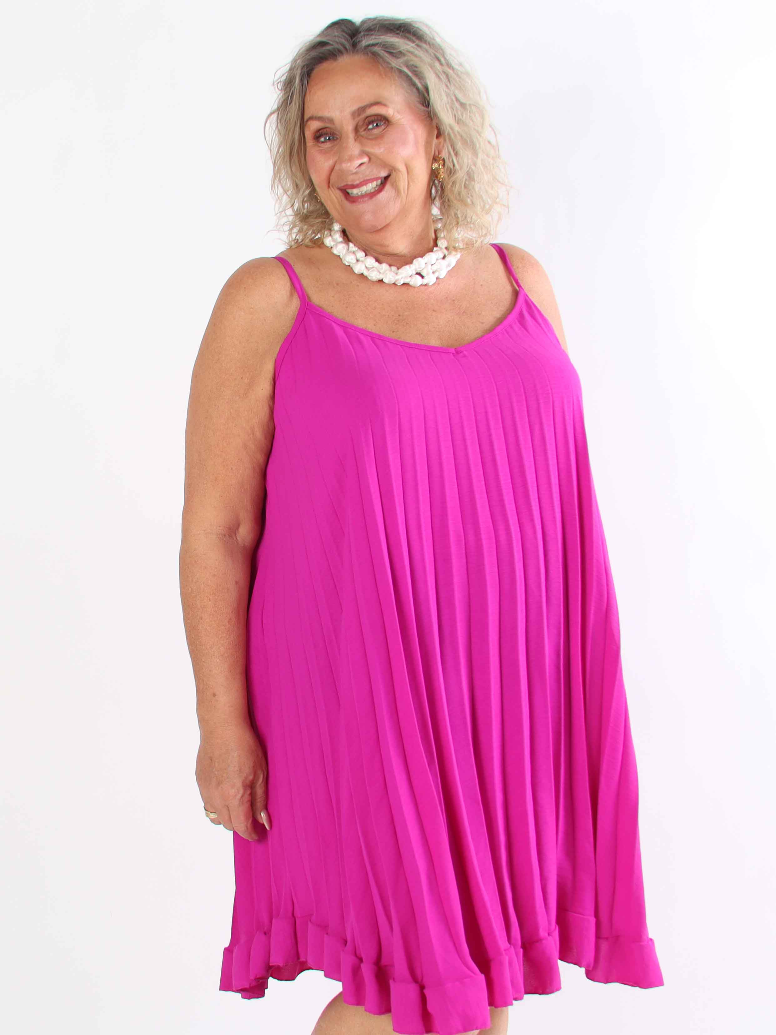 Harper - Plisseret viskose plus size stropkjole i a-facon