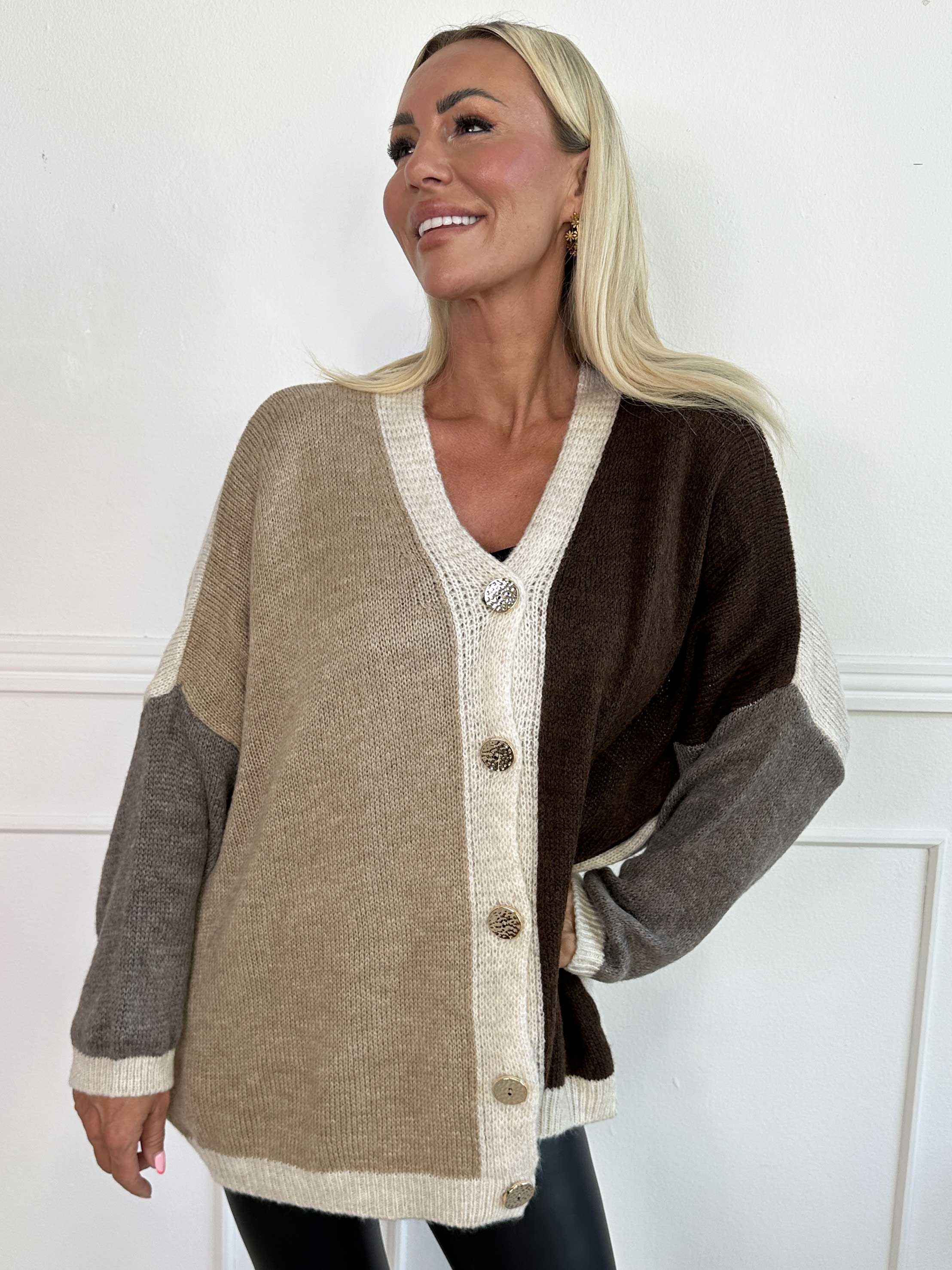 Hebe - Flerfarvet strikcardigan med guld knapper