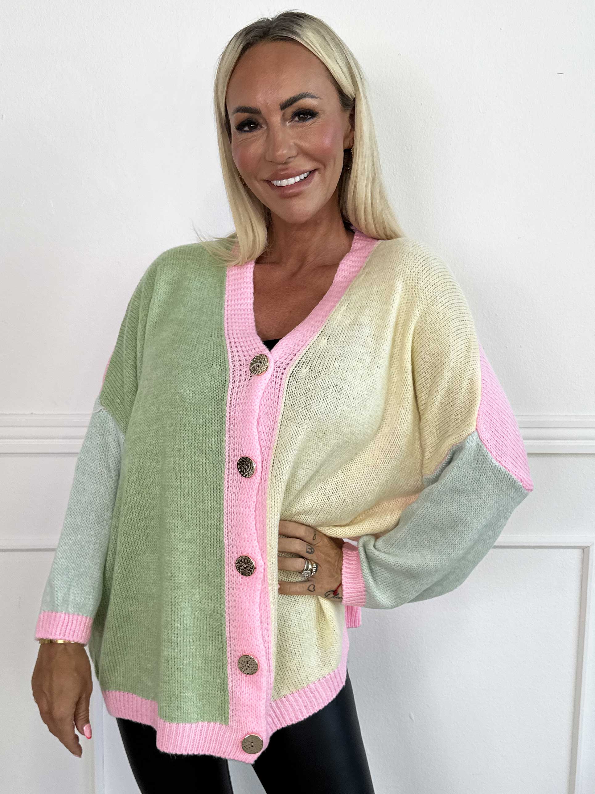 Hebe - Flerfarvet strikcardigan med guld knapper