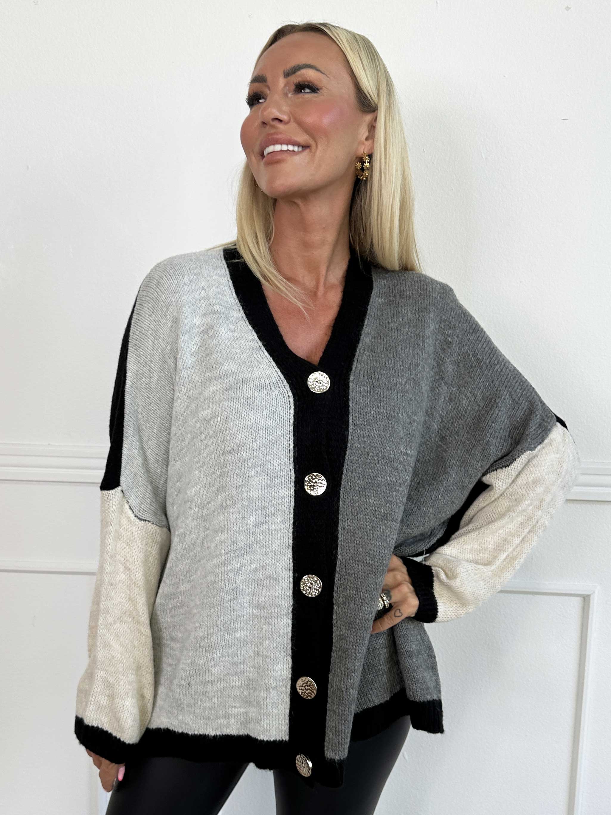 Hebe - Flerfarvet strikcardigan med guld knapper