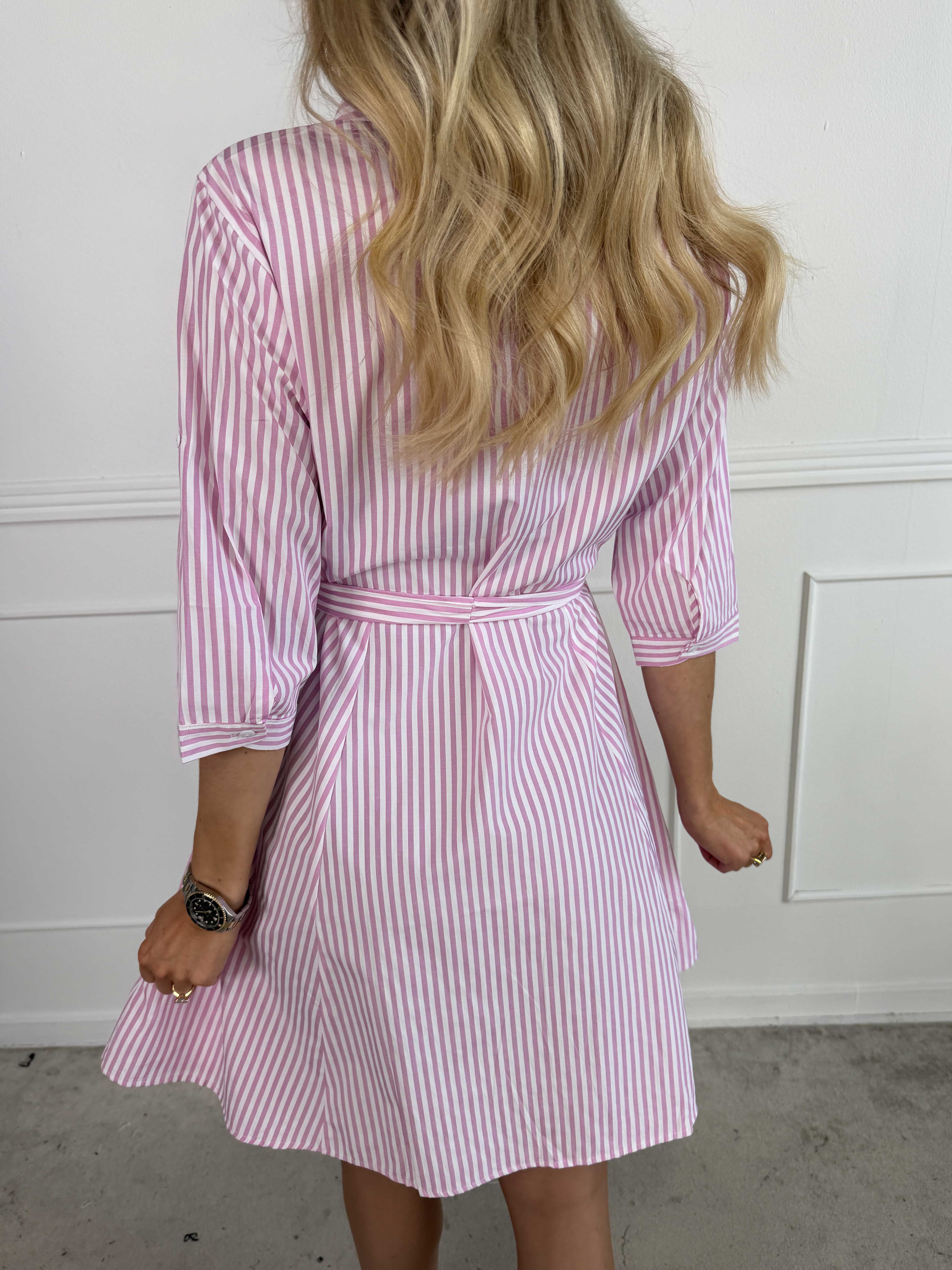 Hilma - Stribet skjortekjole i a-facon med bindebånd i livet
