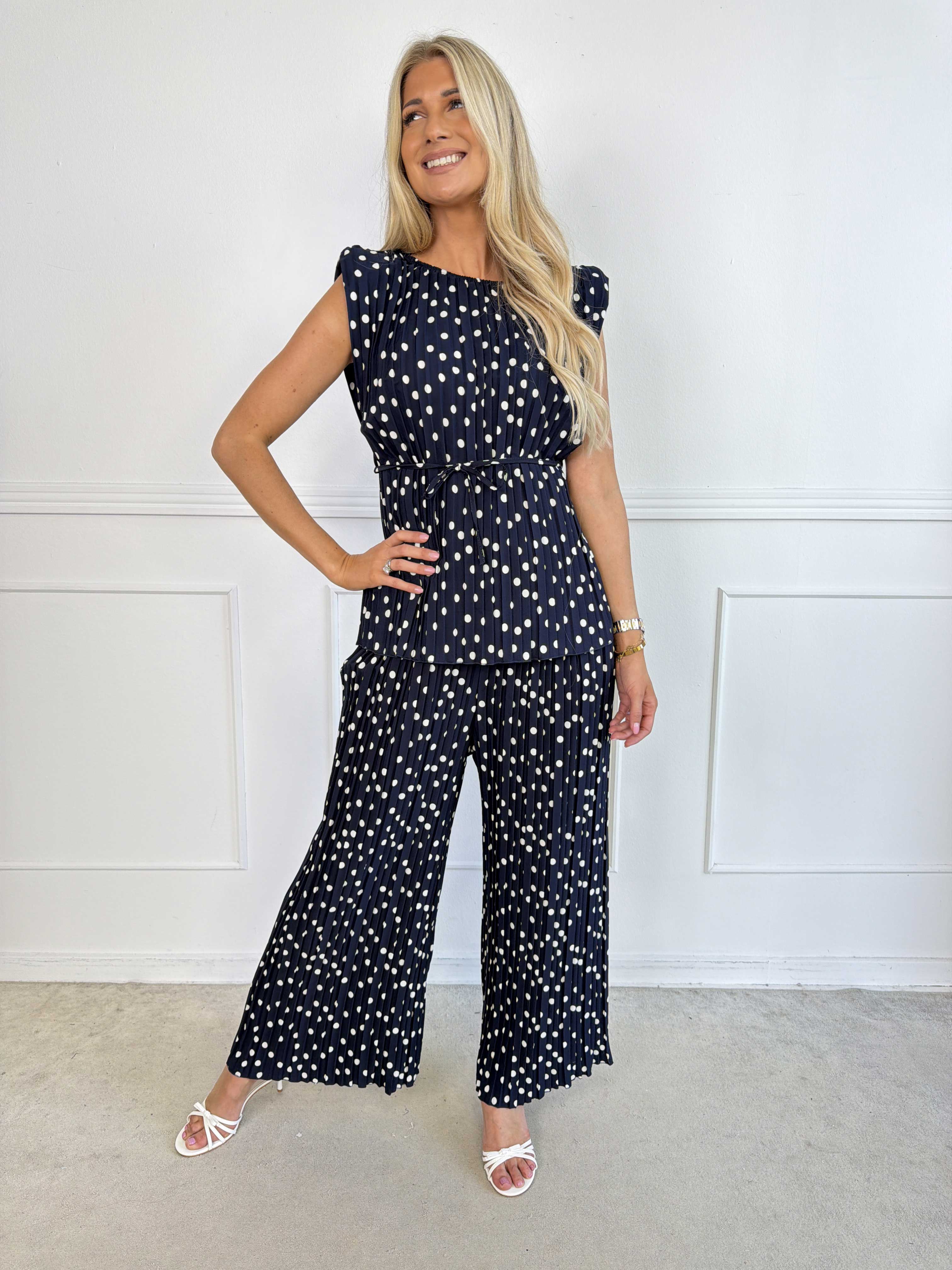 Zina - Elegant plisseret plus size sæt med prikker