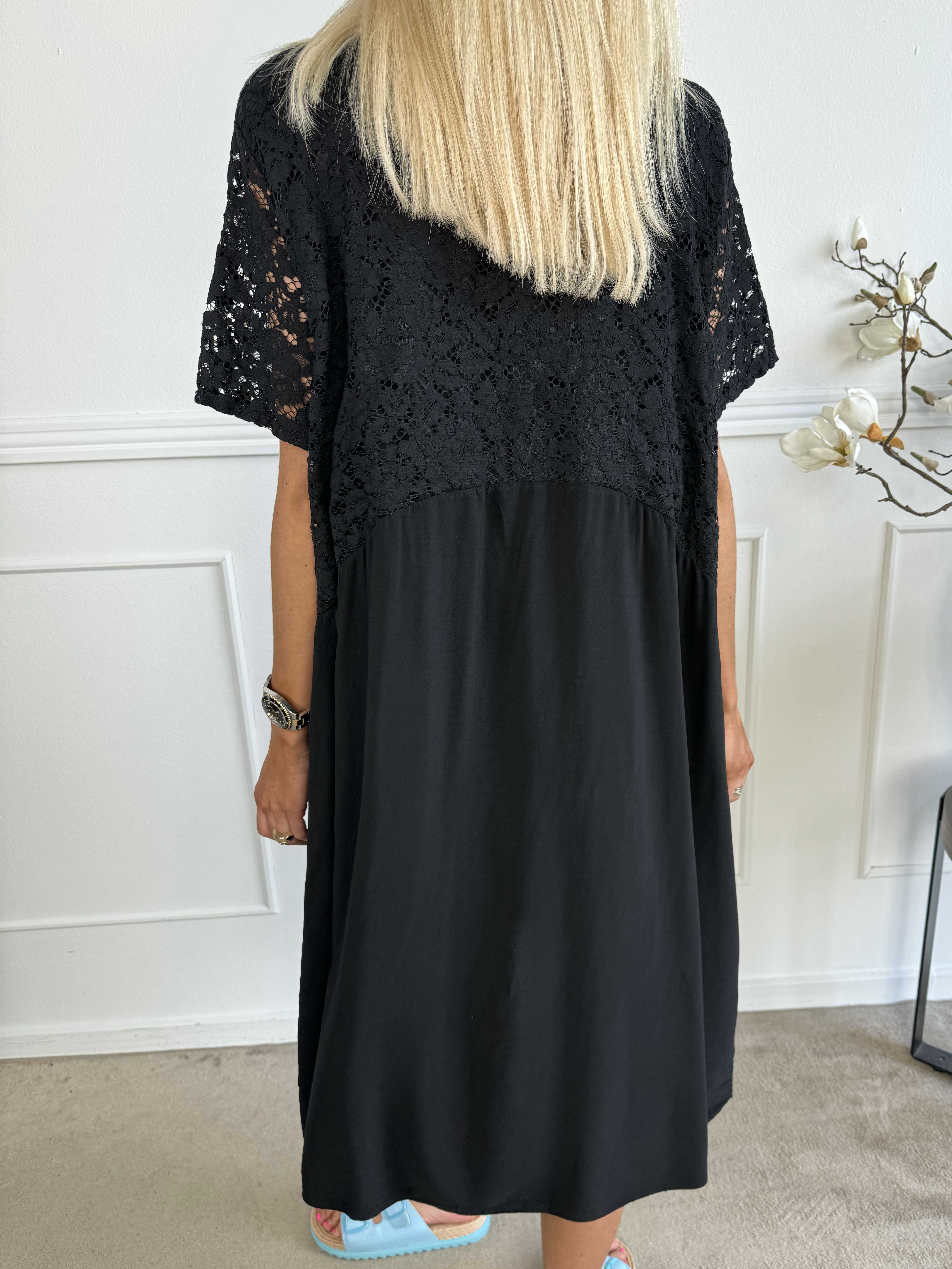 Sannie - Sød kjole med blonde og lommer