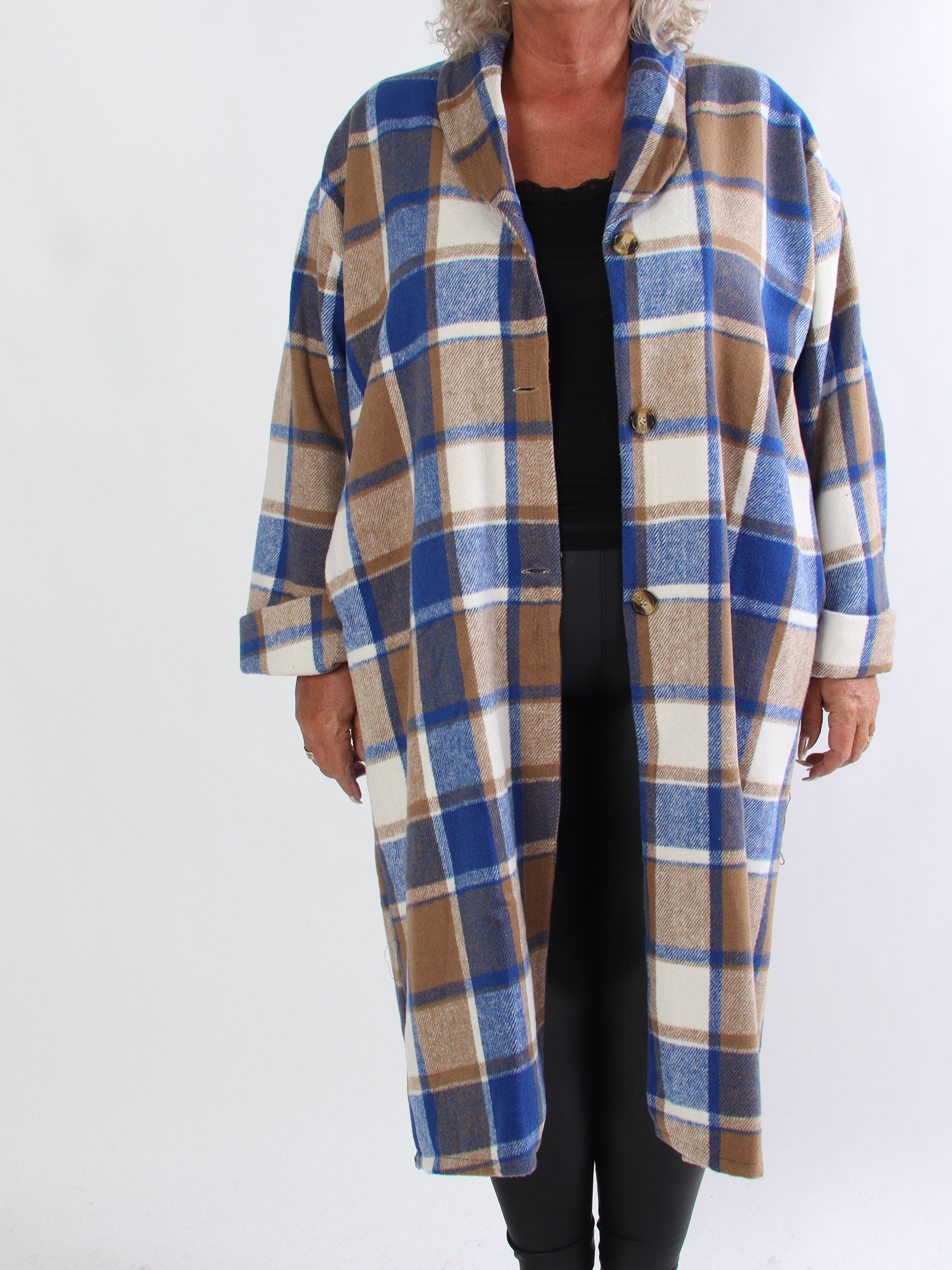 Karoline - Lang ternet plus size skjortejakke i viskose