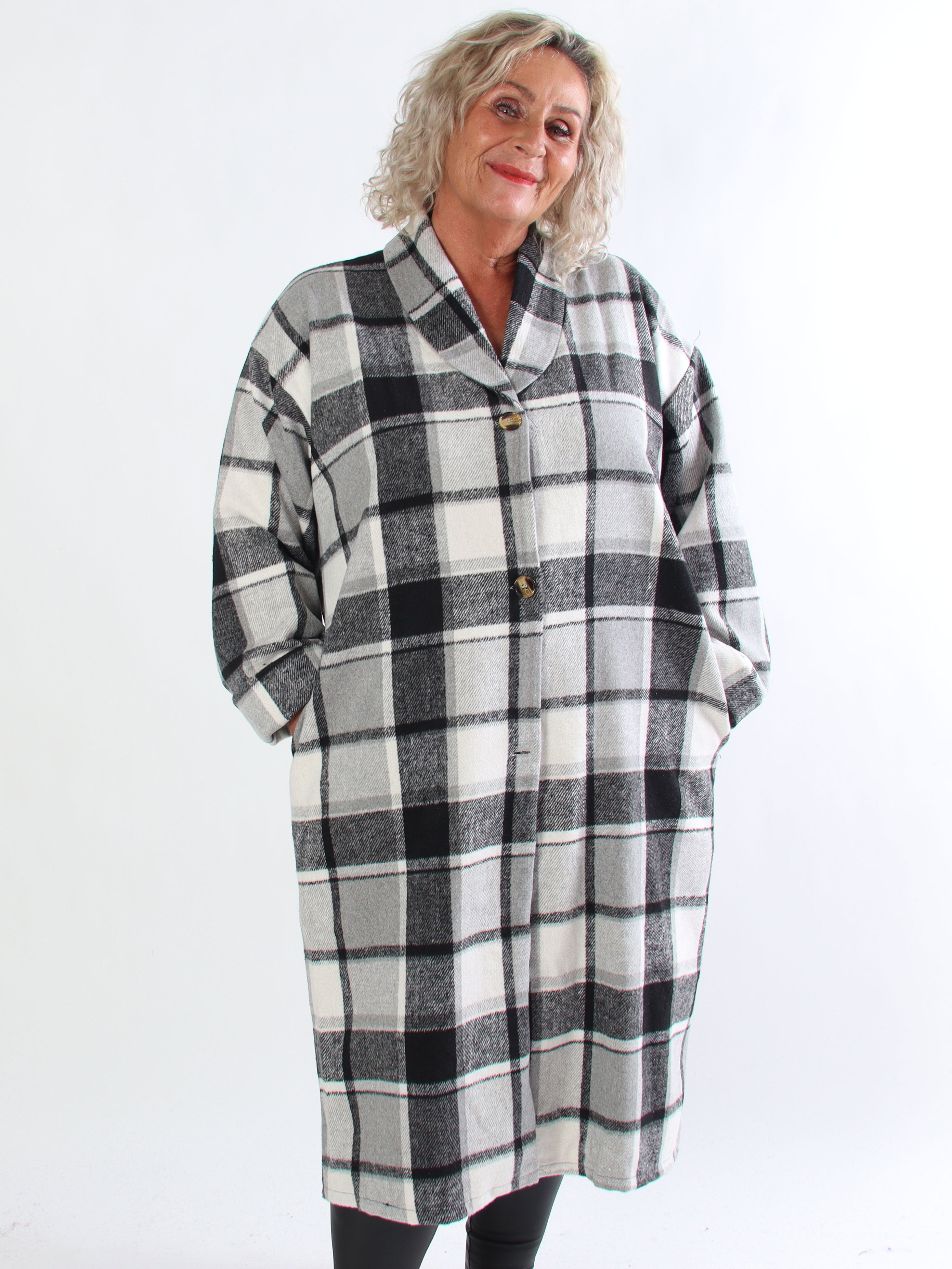 Karoline - Lang ternet plus size skjortejakke i viskose