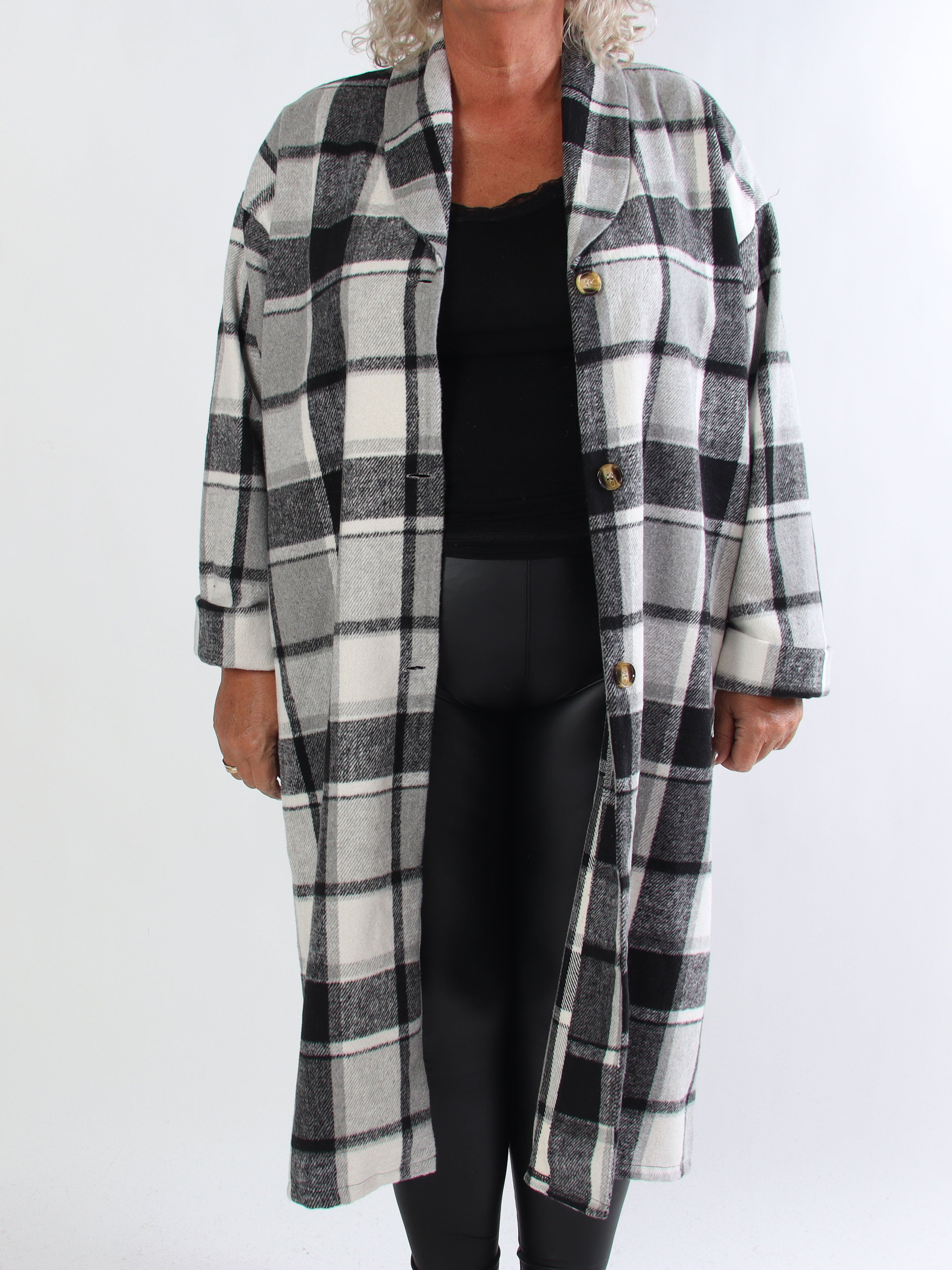 Karoline - Lang ternet plus size skjortejakke i viskose