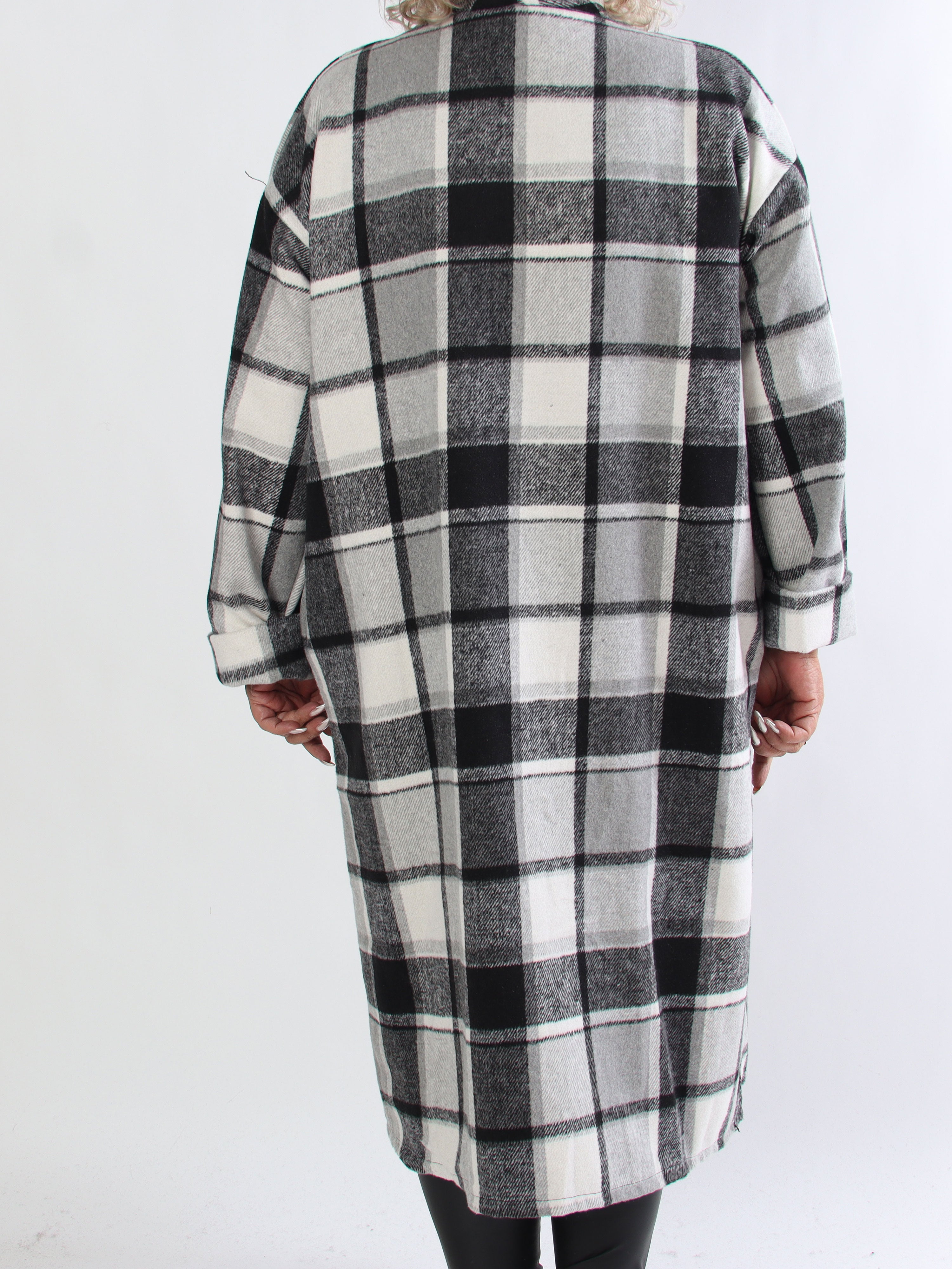 Karoline - Lang ternet plus size skjortejakke i viskose