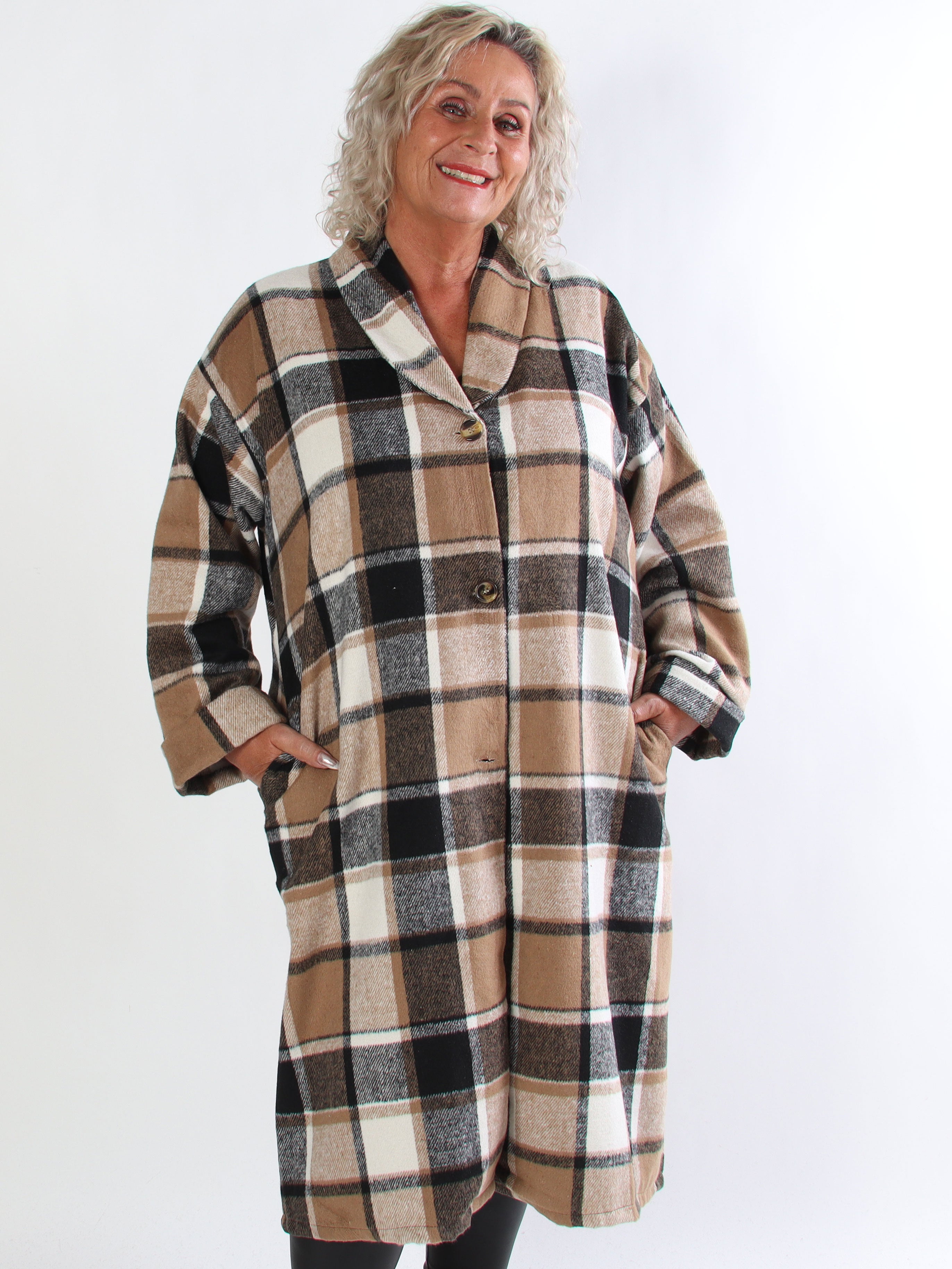 Karoline - Lang ternet plus size skjortejakke i viskose