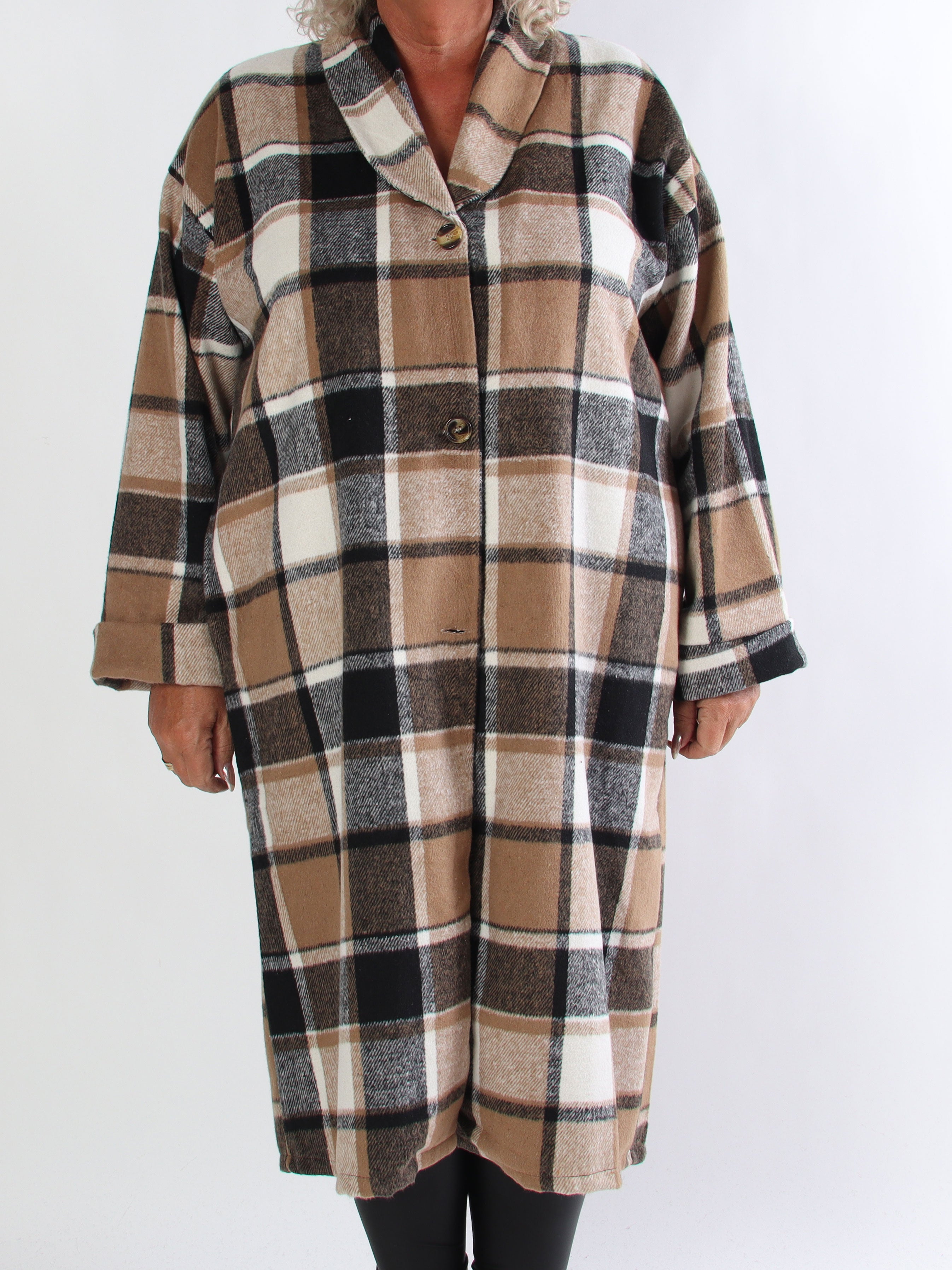 Karoline - Lang ternet plus size skjortejakke i viskose