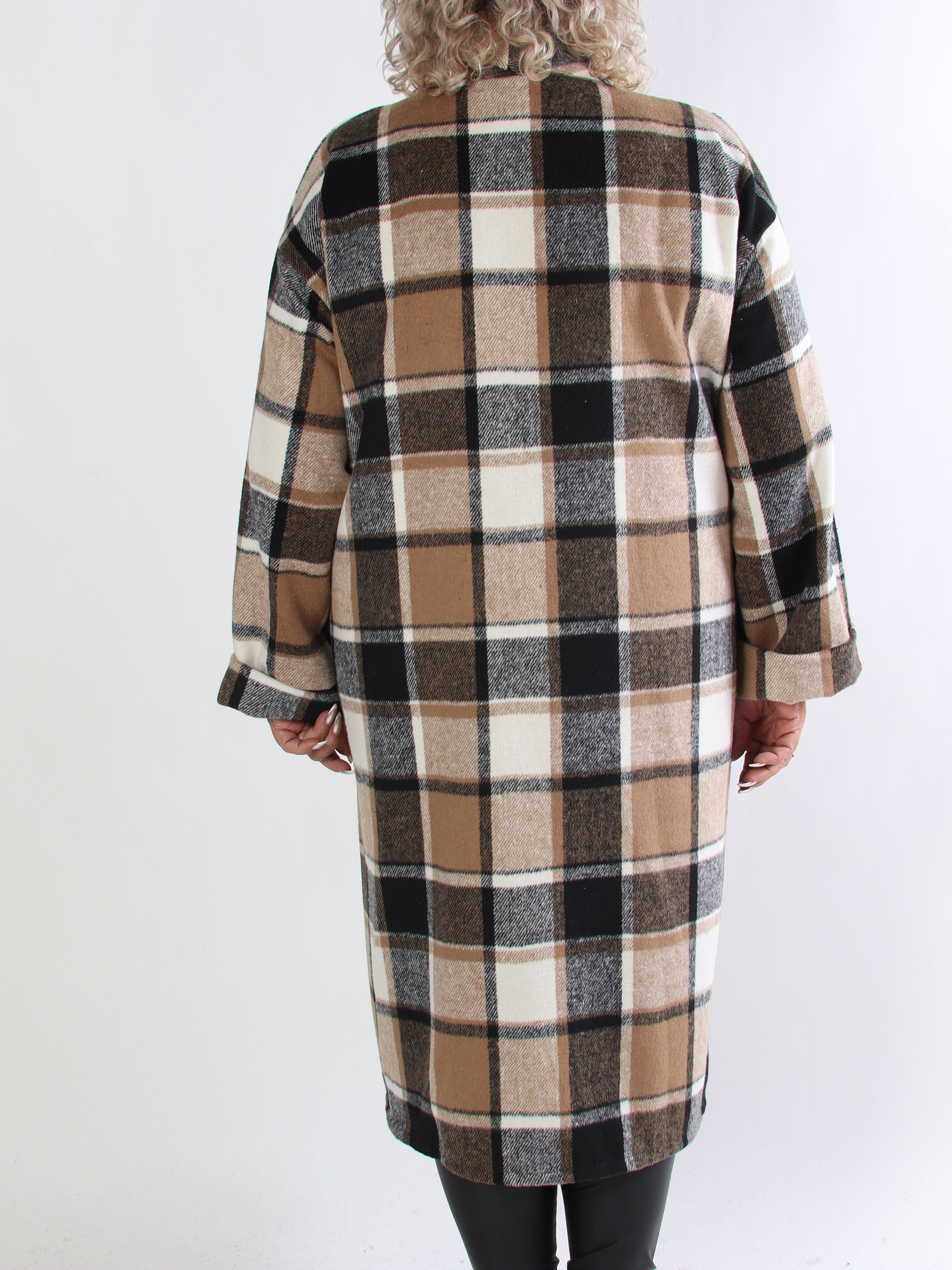 Karoline - Lang ternet plus size skjortejakke i viskose