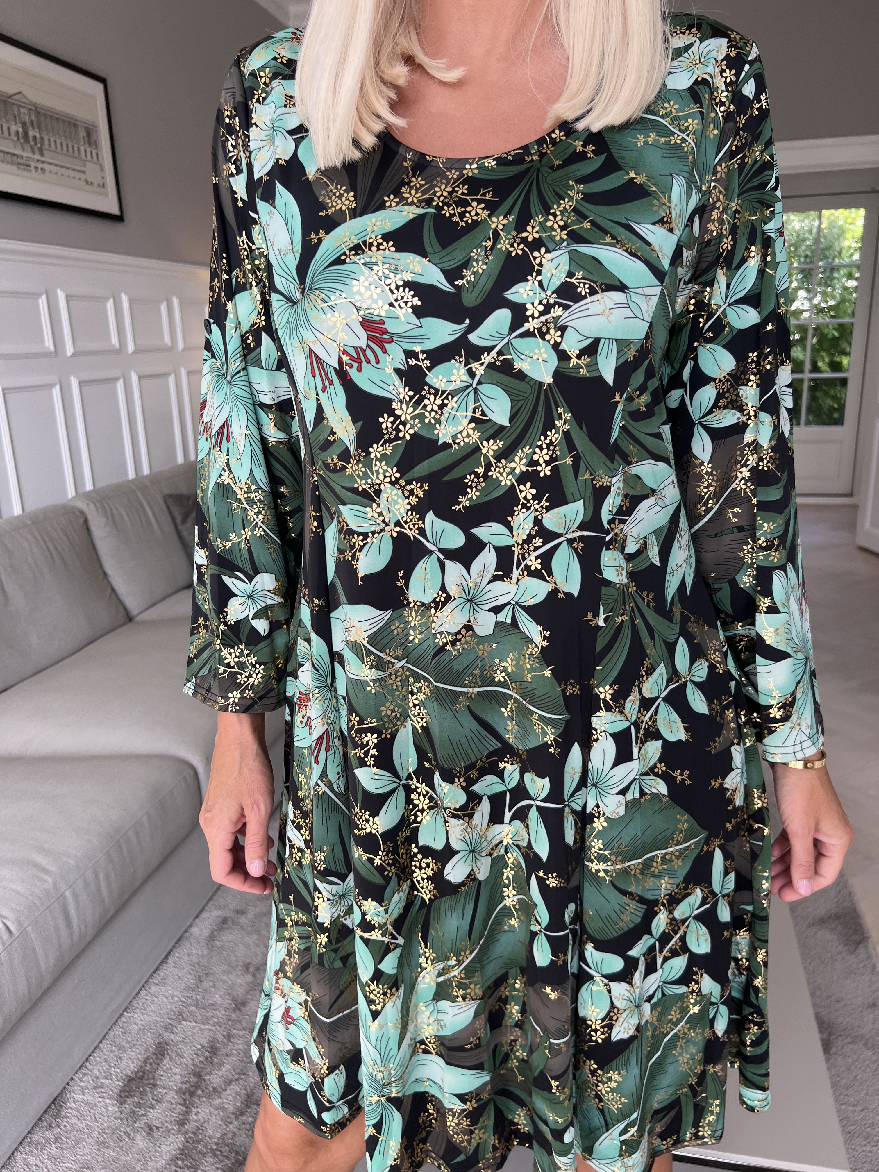 Maj Long Sleeve - Elastisk kjole i print med gulddetaljer