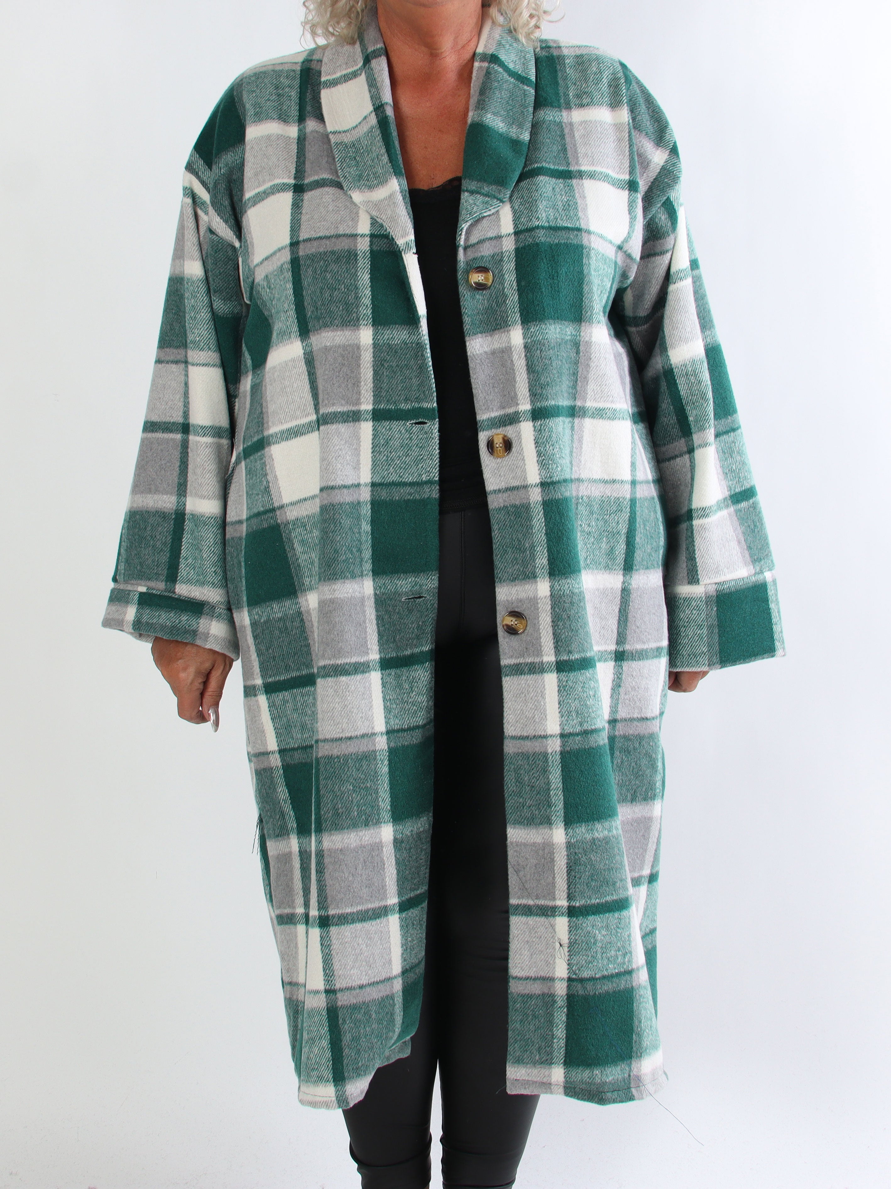 Karoline - Lang ternet plus size skjortejakke i viskose