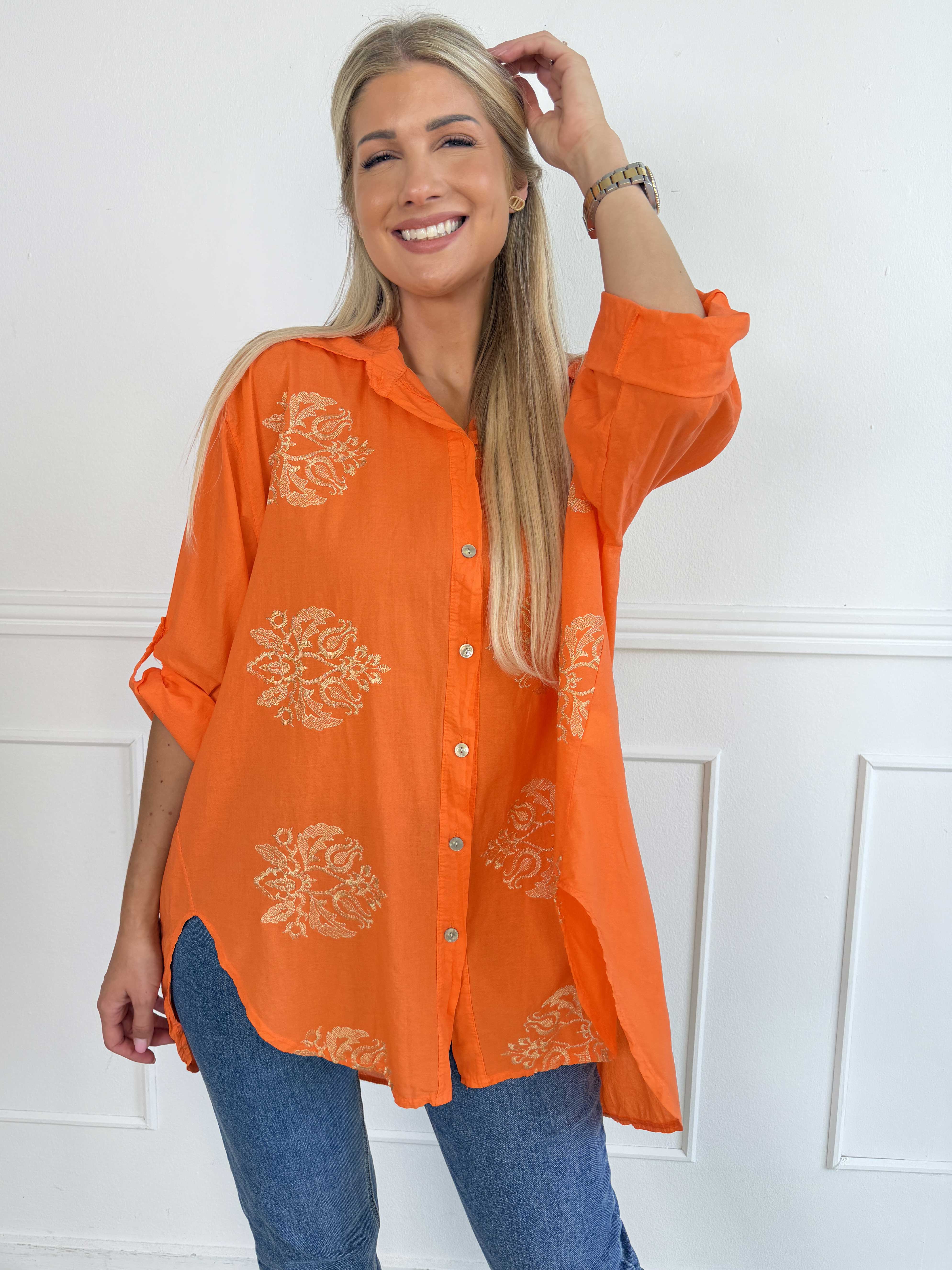 Catherina - Plus size skjorte i bomuld med fine, broderede gulddetaljer