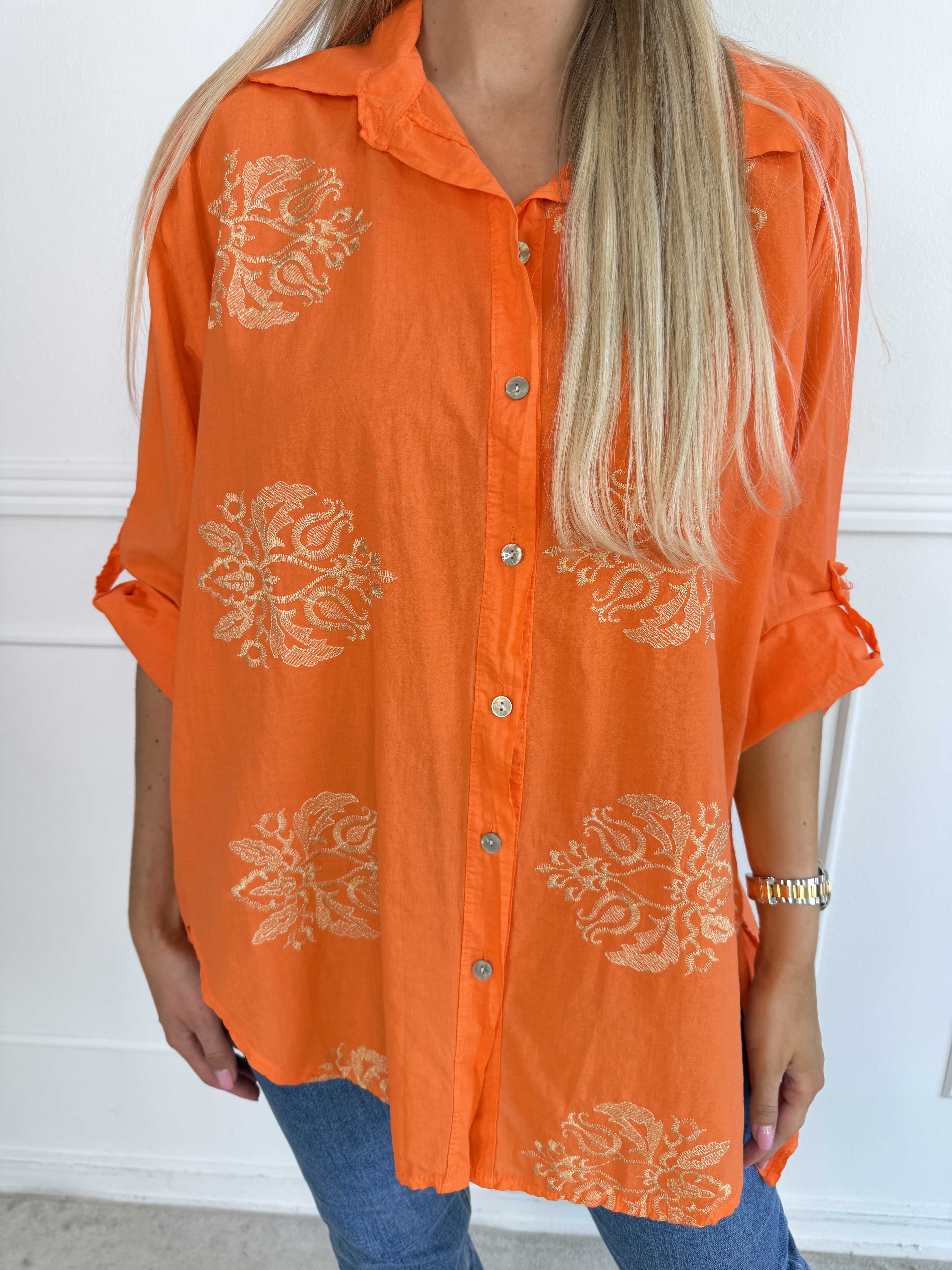 Catherina - Plus size skjorte i bomuld med fine, broderede gulddetaljer