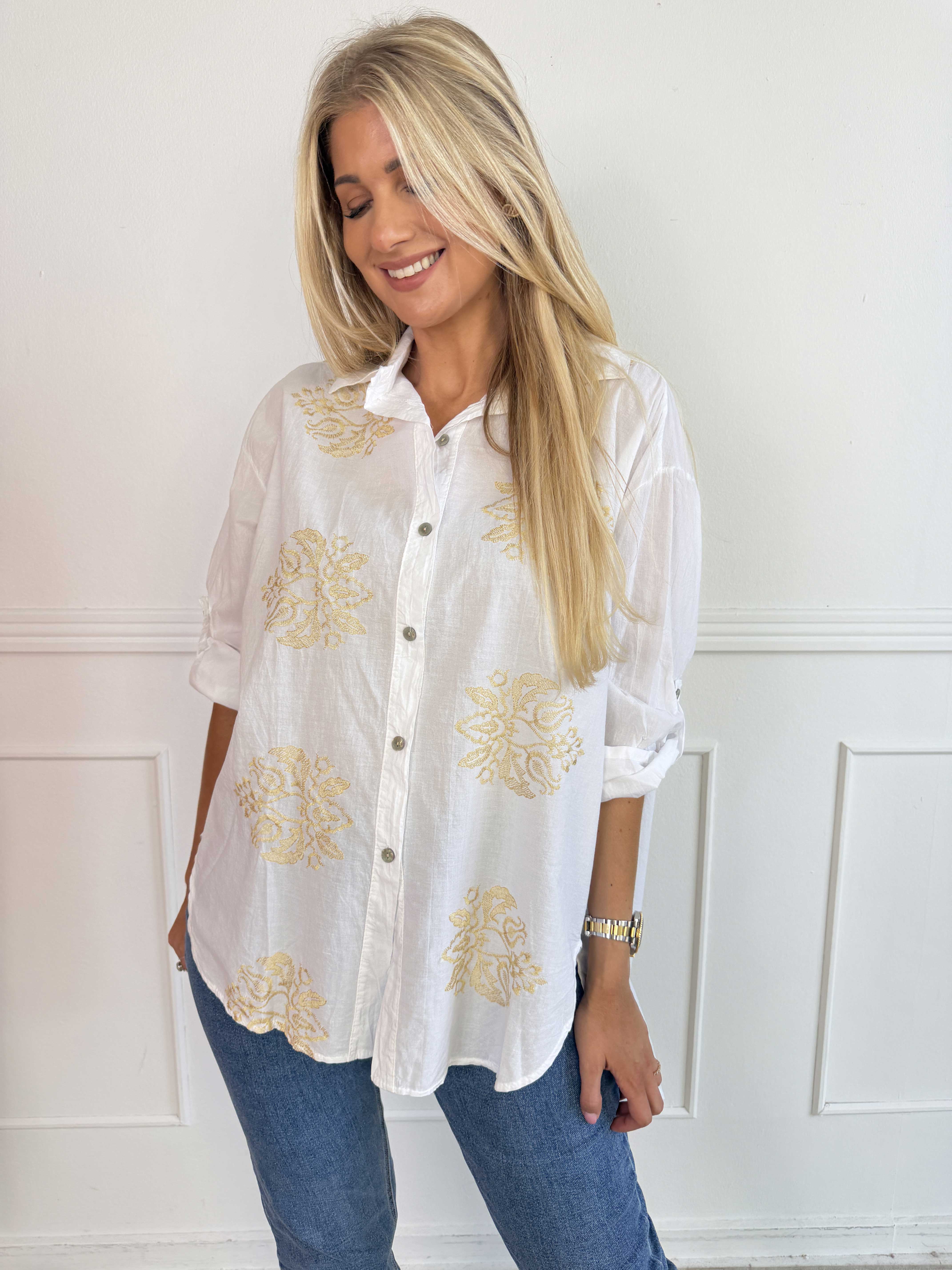 Catherina - Plus size skjorte i bomuld med fine, broderede gulddetaljer
