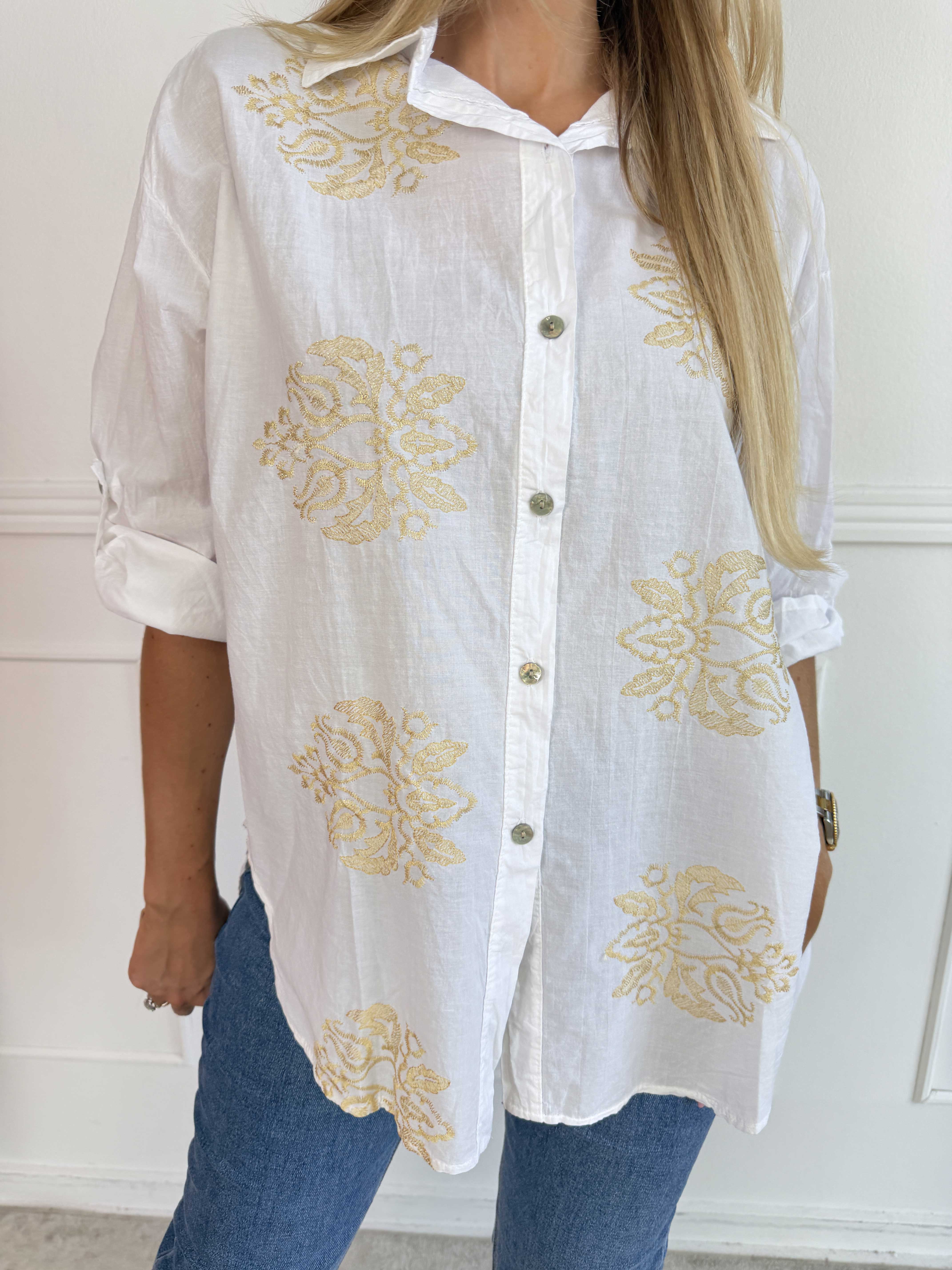 Catherina - Plus size skjorte i bomuld med fine, broderede gulddetaljer