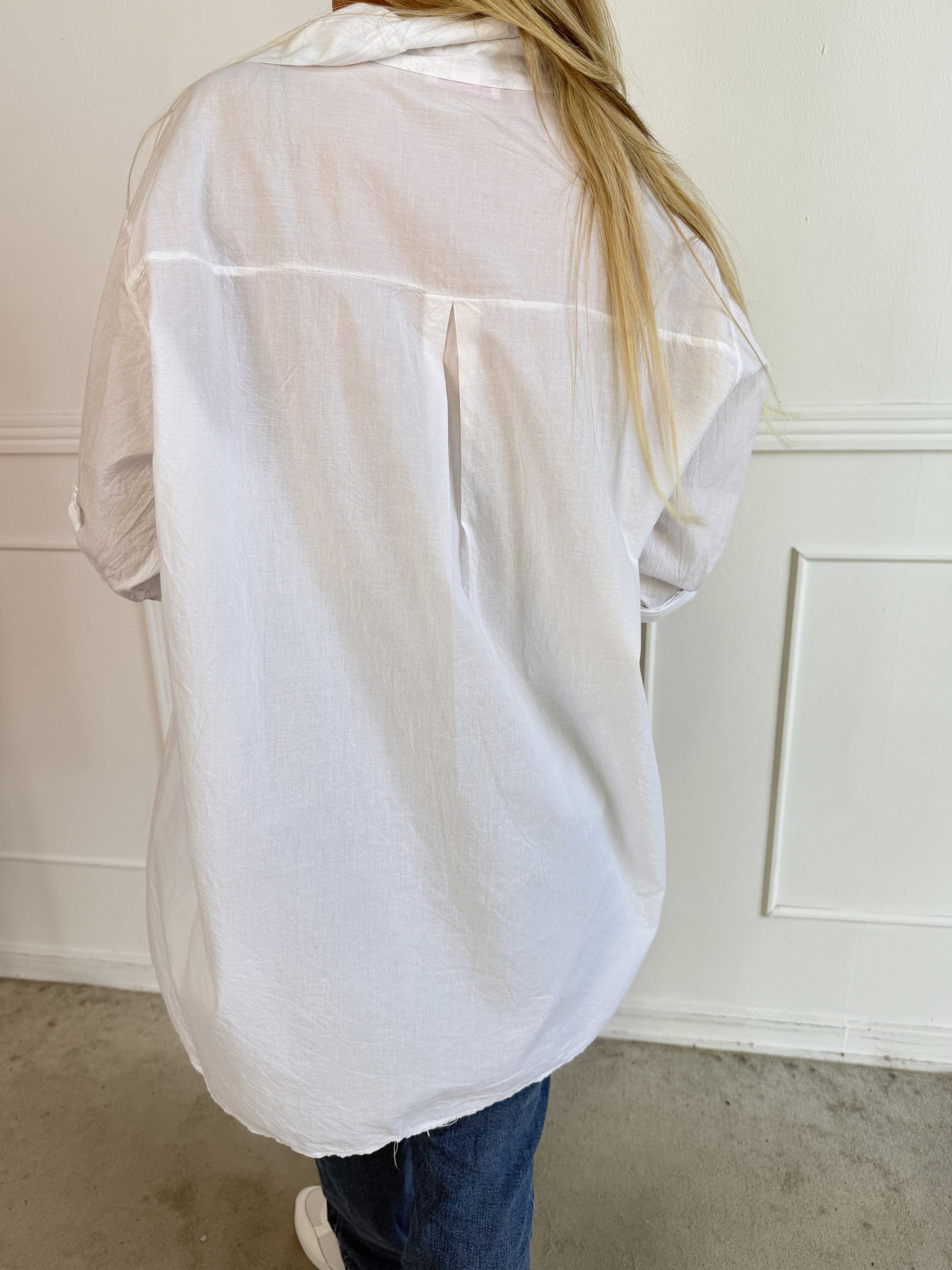 Catherina - Plus size skjorte i bomuld med fine, broderede gulddetaljer