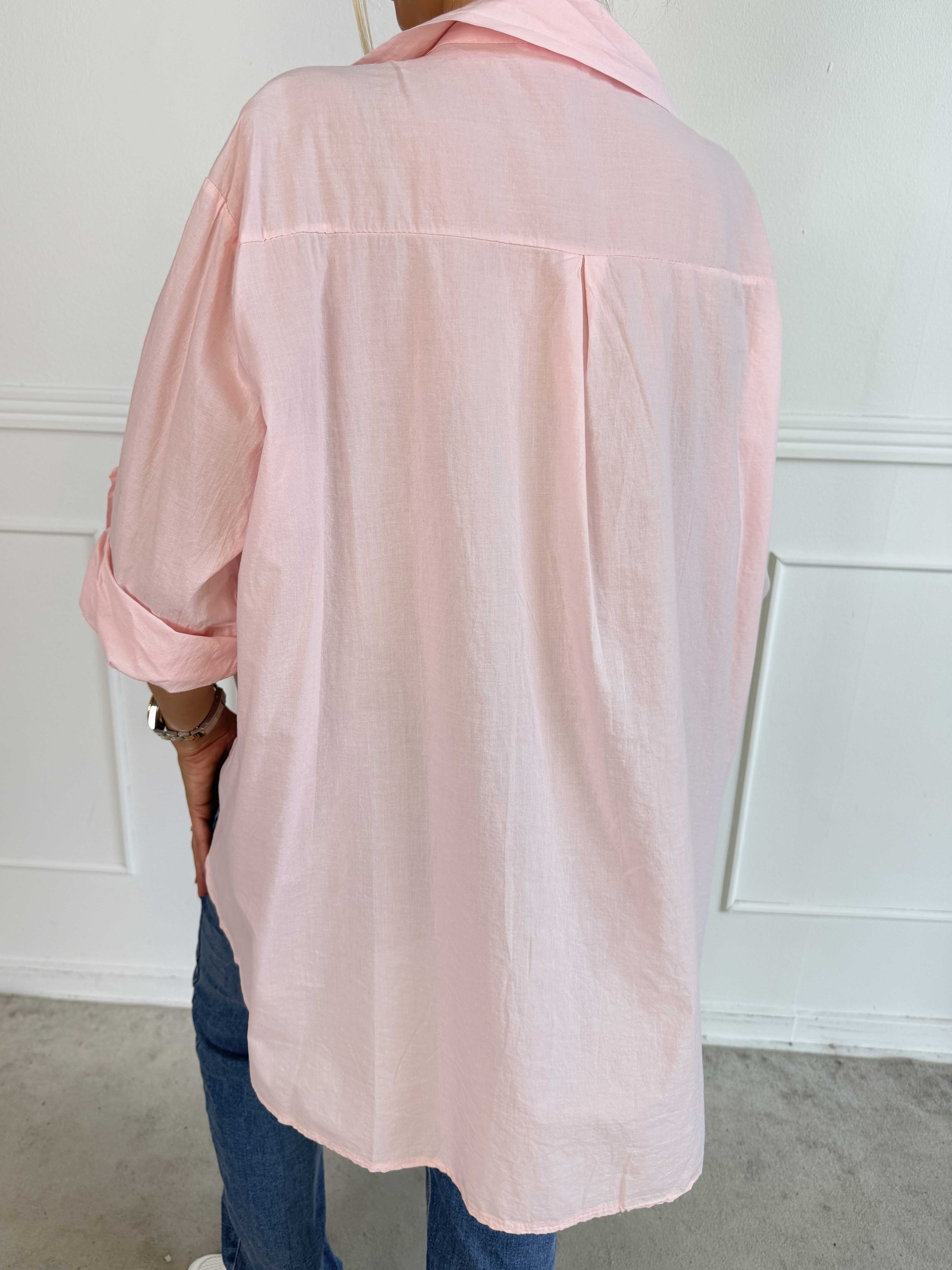Catherina - Plus size skjorte i bomuld med fine, broderede gulddetaljer