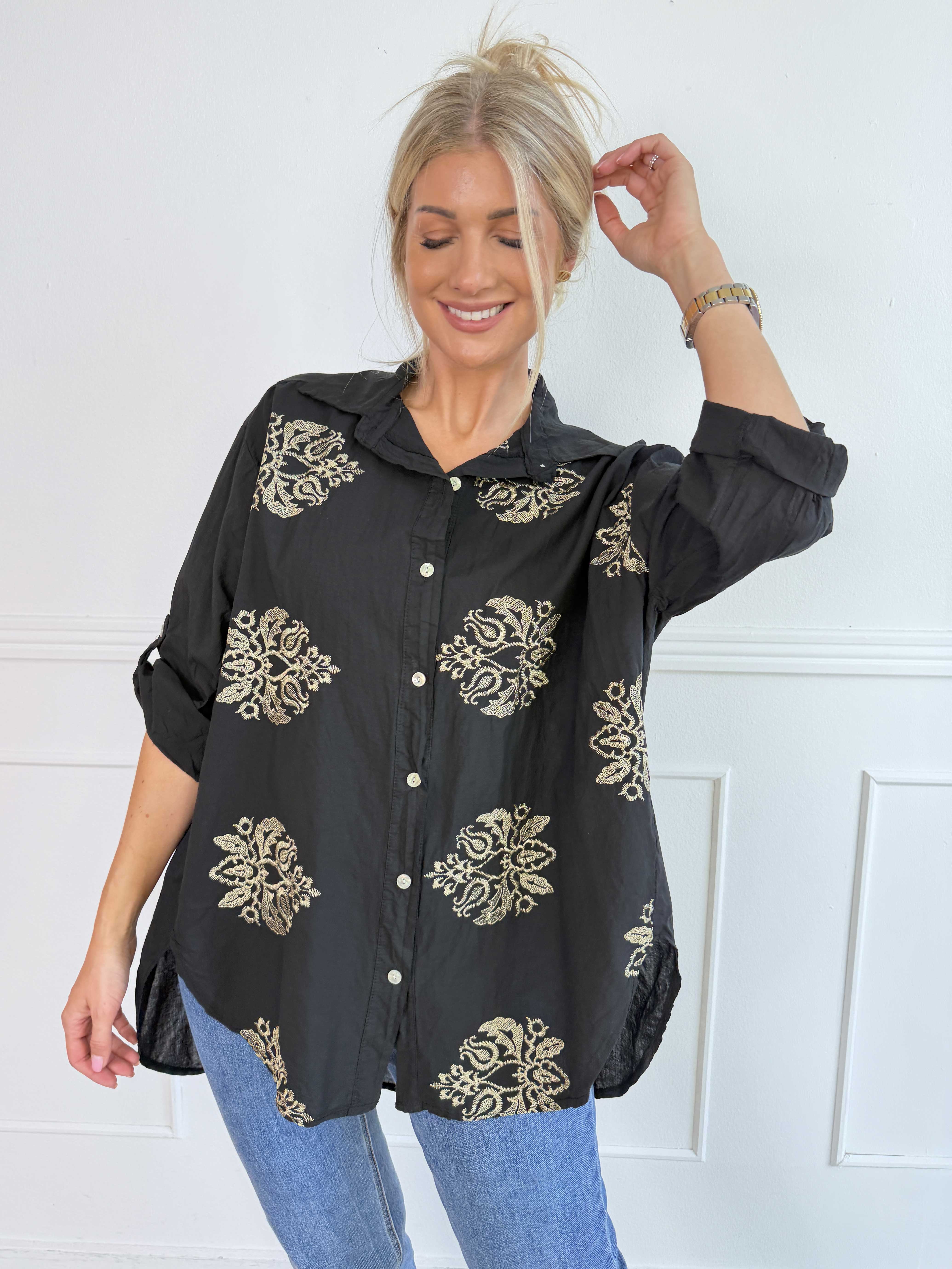 Catherina - Plus size skjorte i bomuld med fine, broderede gulddetaljer